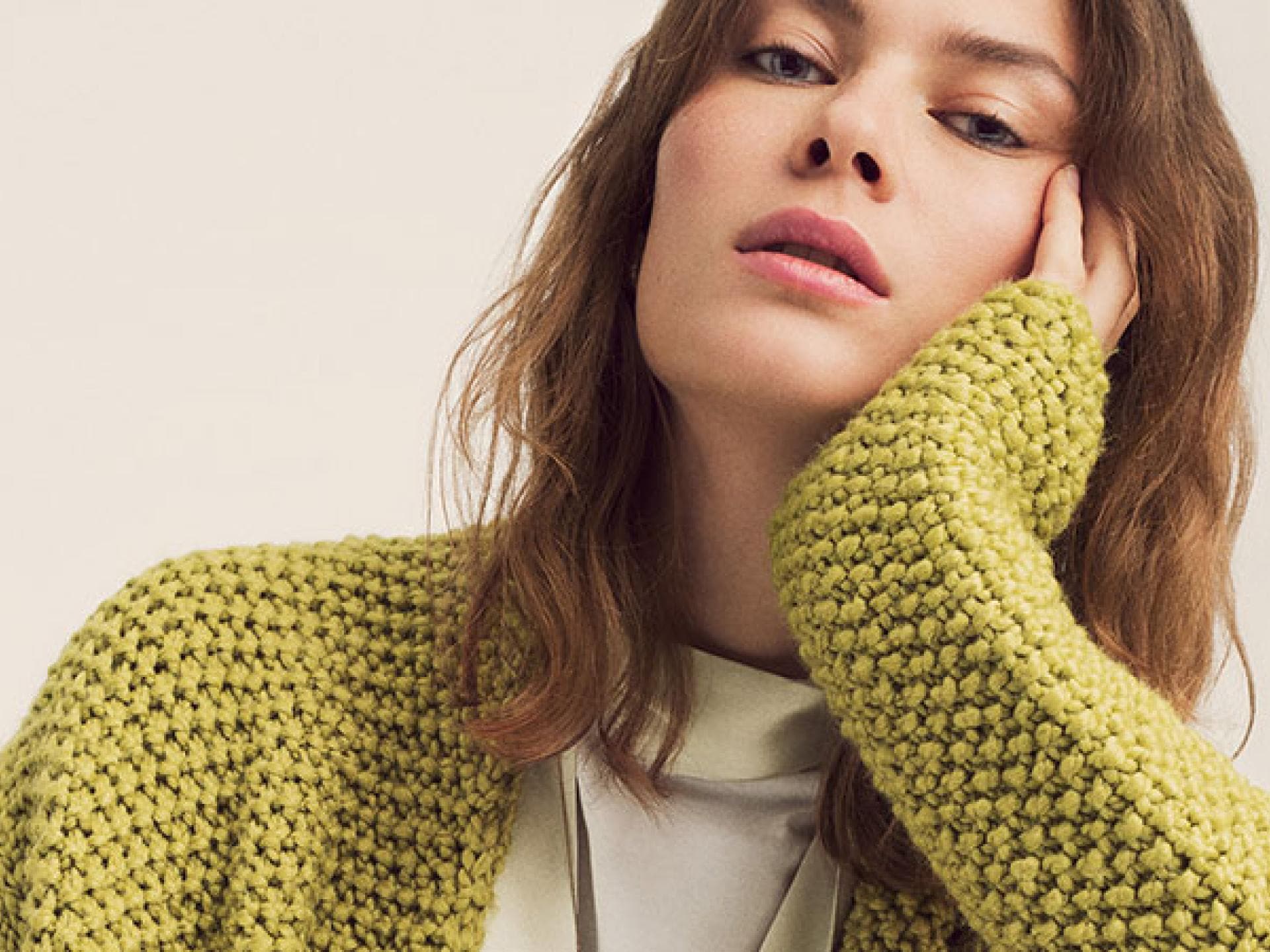 Model in langer Strickjacke von Lana Grossa