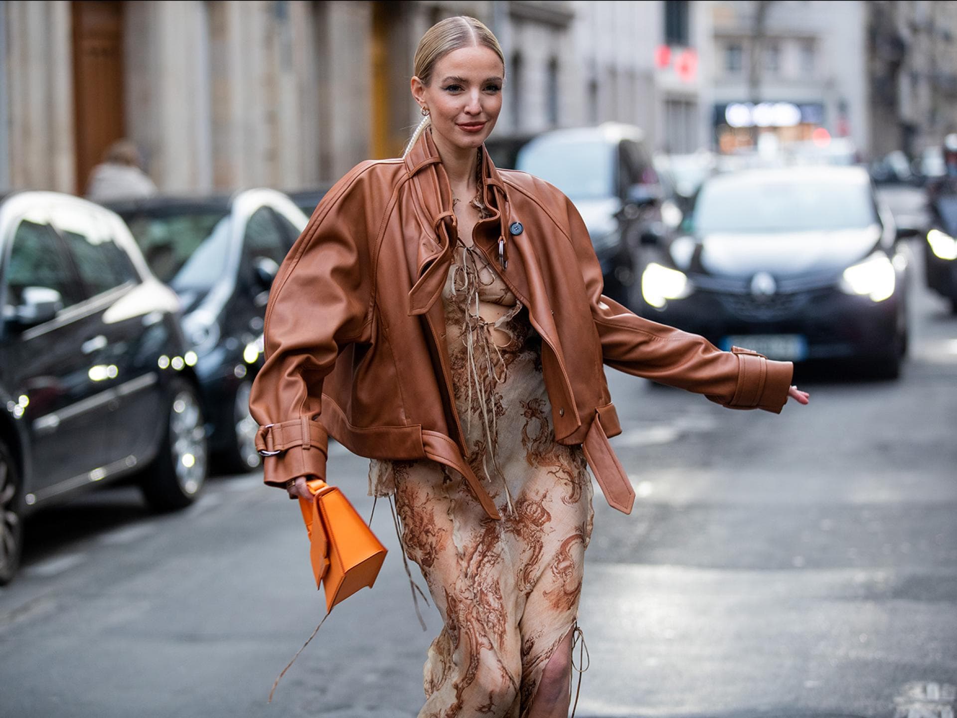 Leonie Hanne trägt eine Lederjacke zu einem Maxikleid