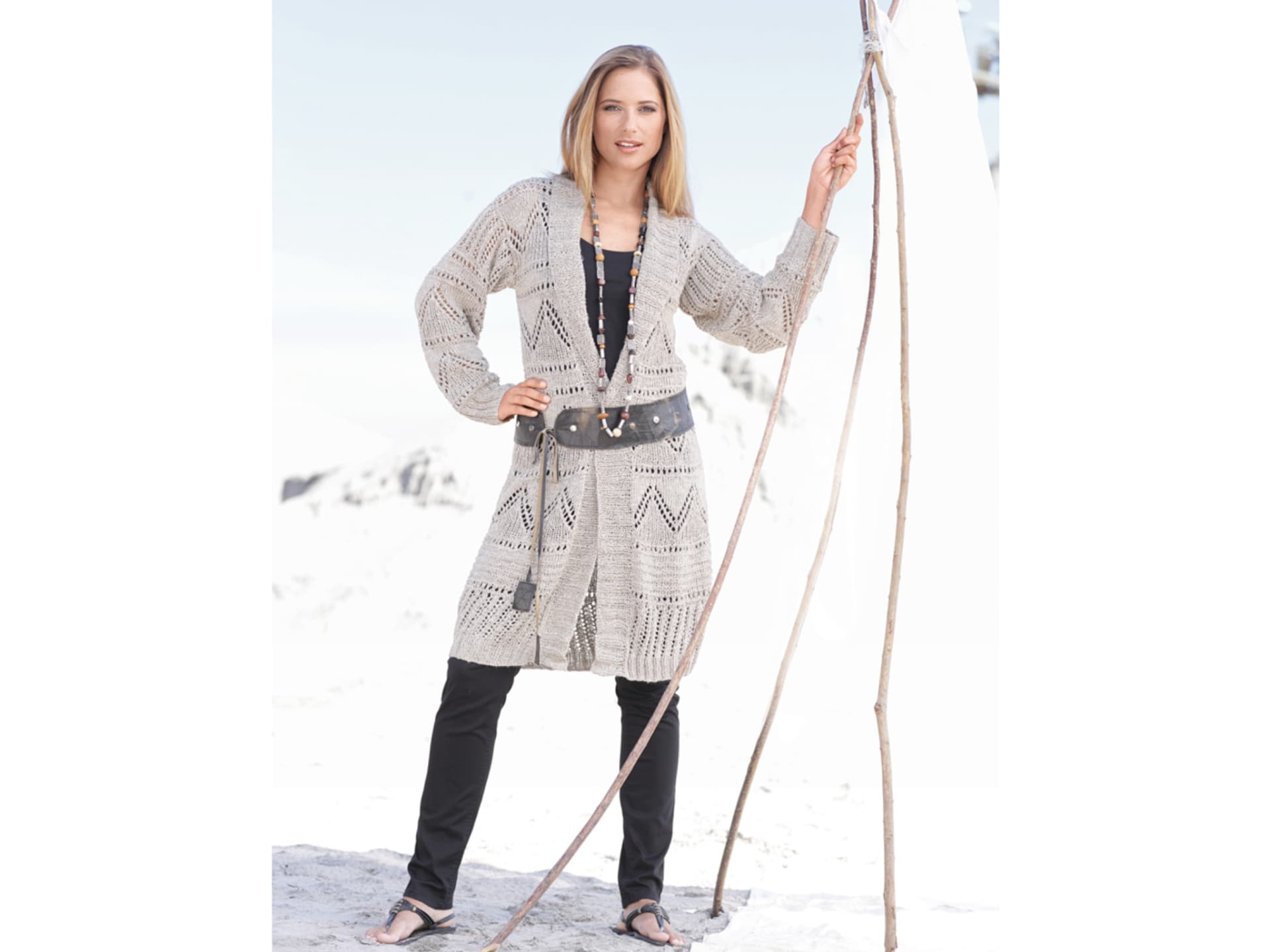 Model in Long-Jacke