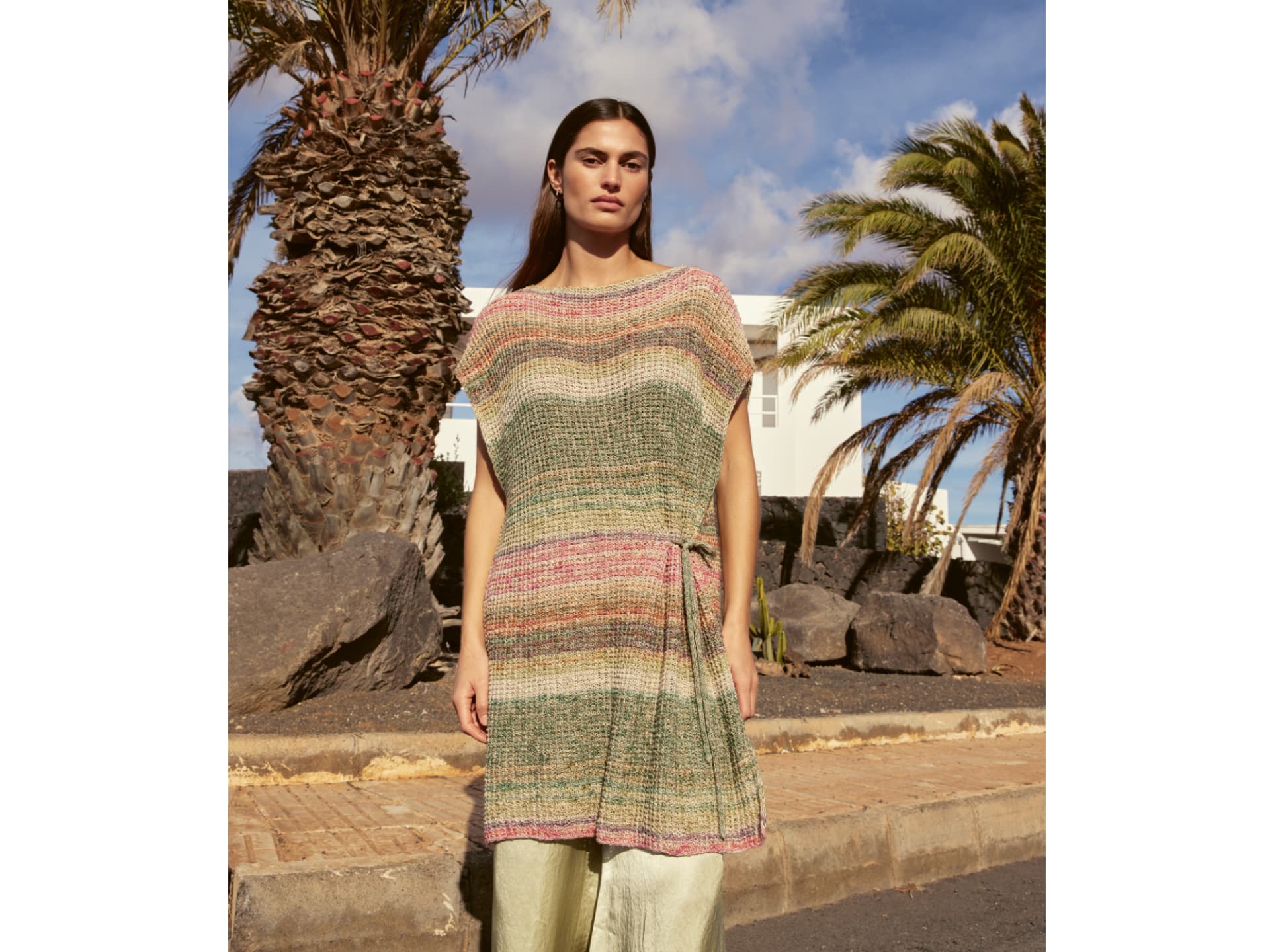 Strickanleitung für das luftige Tunika-Kleid von Lana Grossa Model in luftigem Tunika-Kleid von Lana Grossa