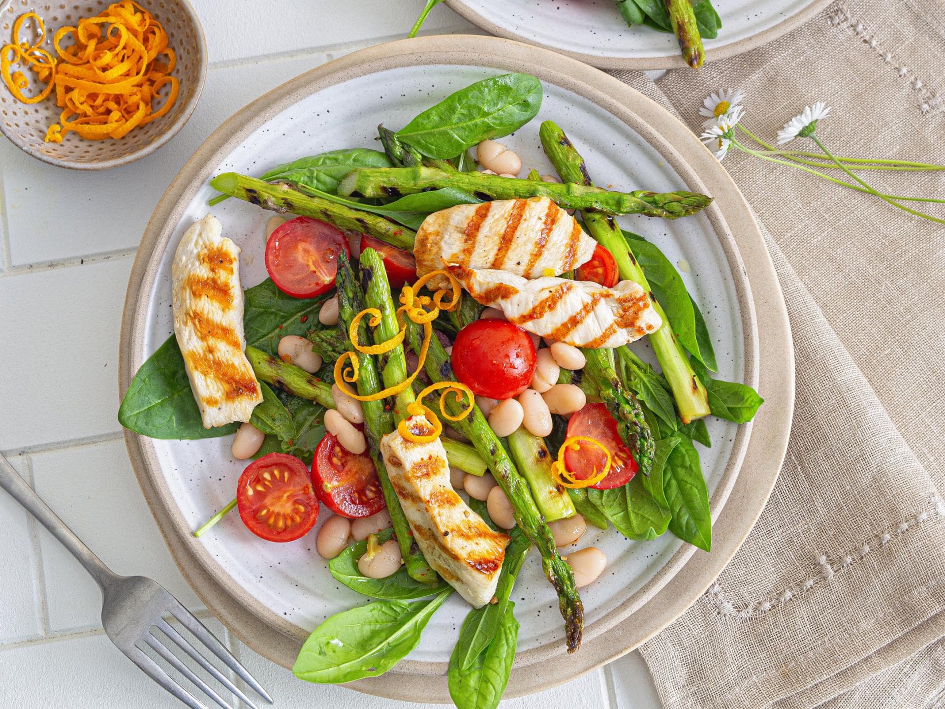 Salat mit gegrilltem Spargel & Hähnchen 