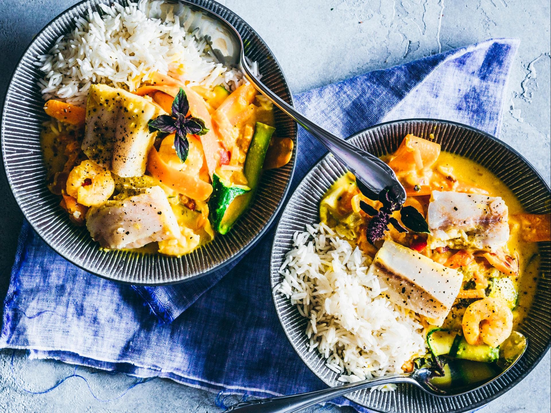 Seelachs und Garnelen in Currysauce Seelachs und Garnelen in Currysauce