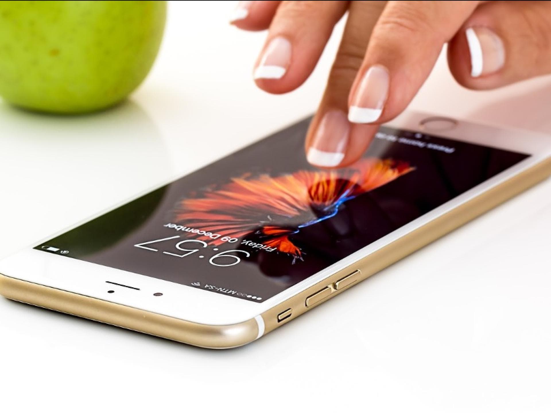 Smartphone liegt auf dem Tisch