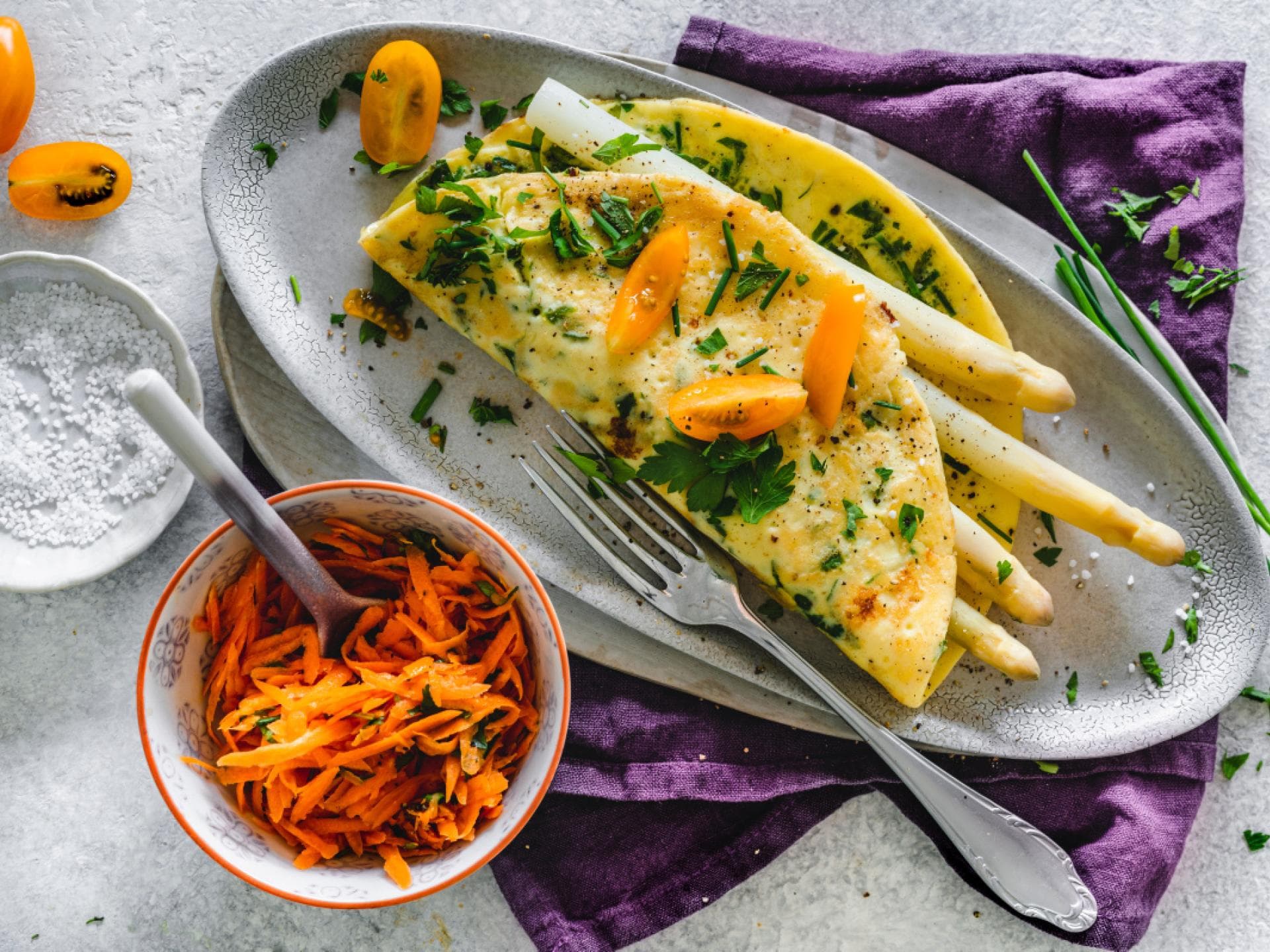 Spargel im Kräuteromelette