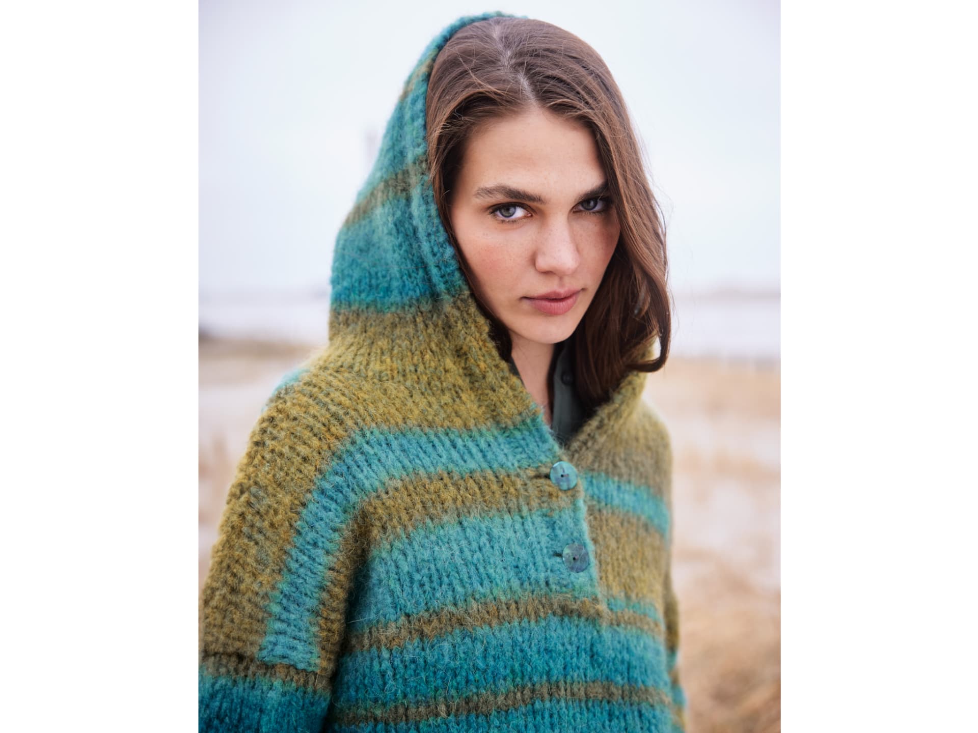 Model in Streifenhoodie mit Knopfleiste von Lana Grossa