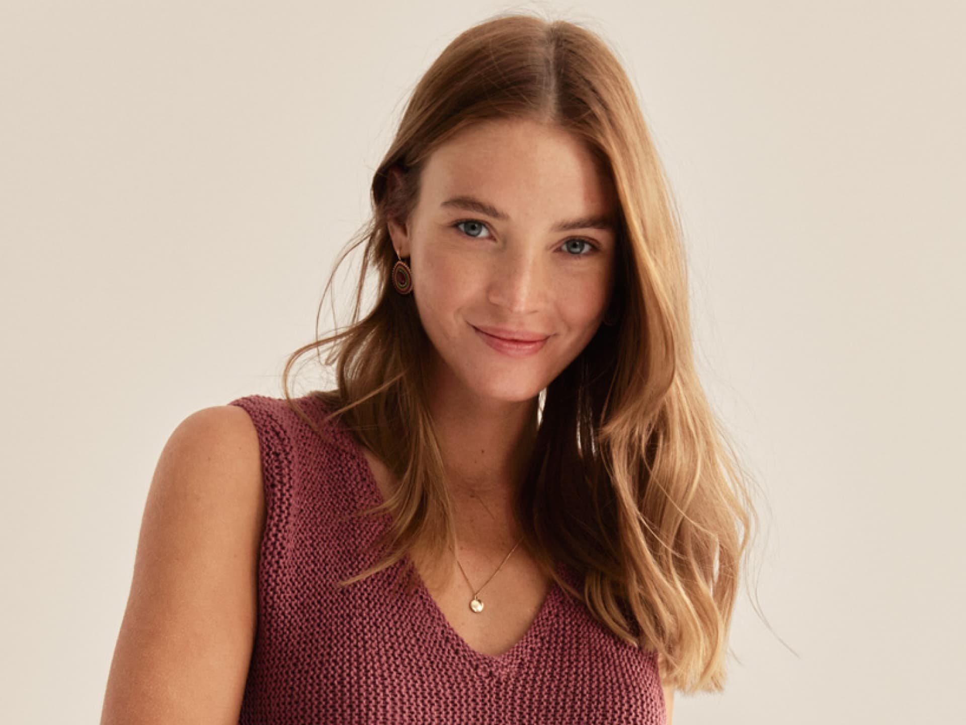 Model in gestricktem Top für große Größen