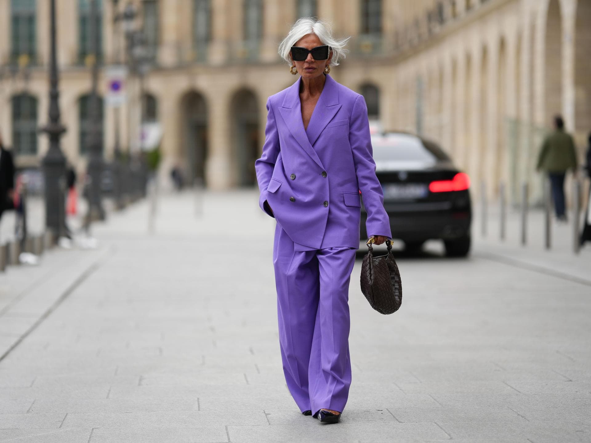 Was zieht man als Brautmutter an? Streetstyle mit Hosenanzug in Lila
