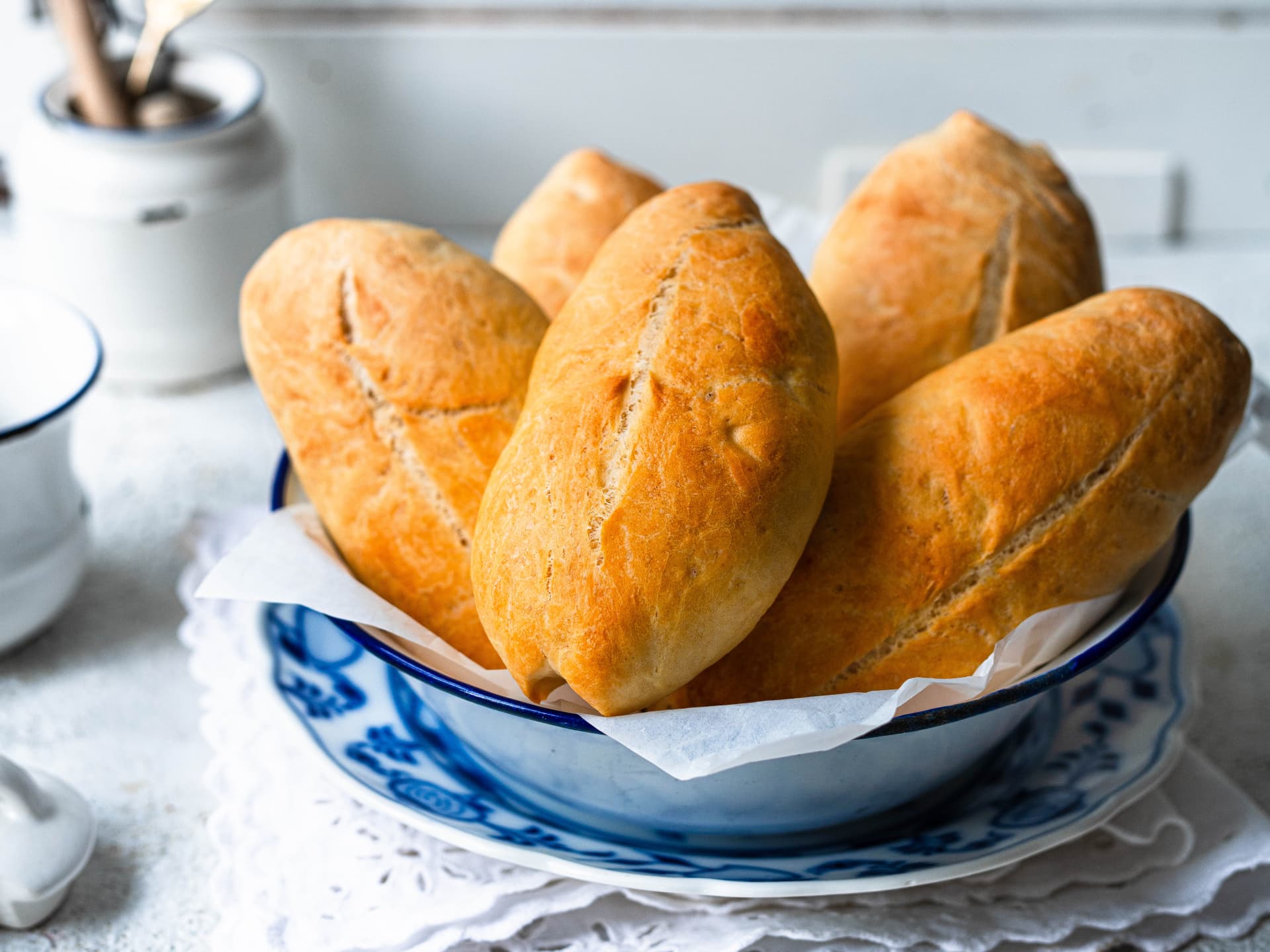4-Zutaten-Brötchen liegen in einer Brötchenschüssel und sind knusprig braun ausgebacken