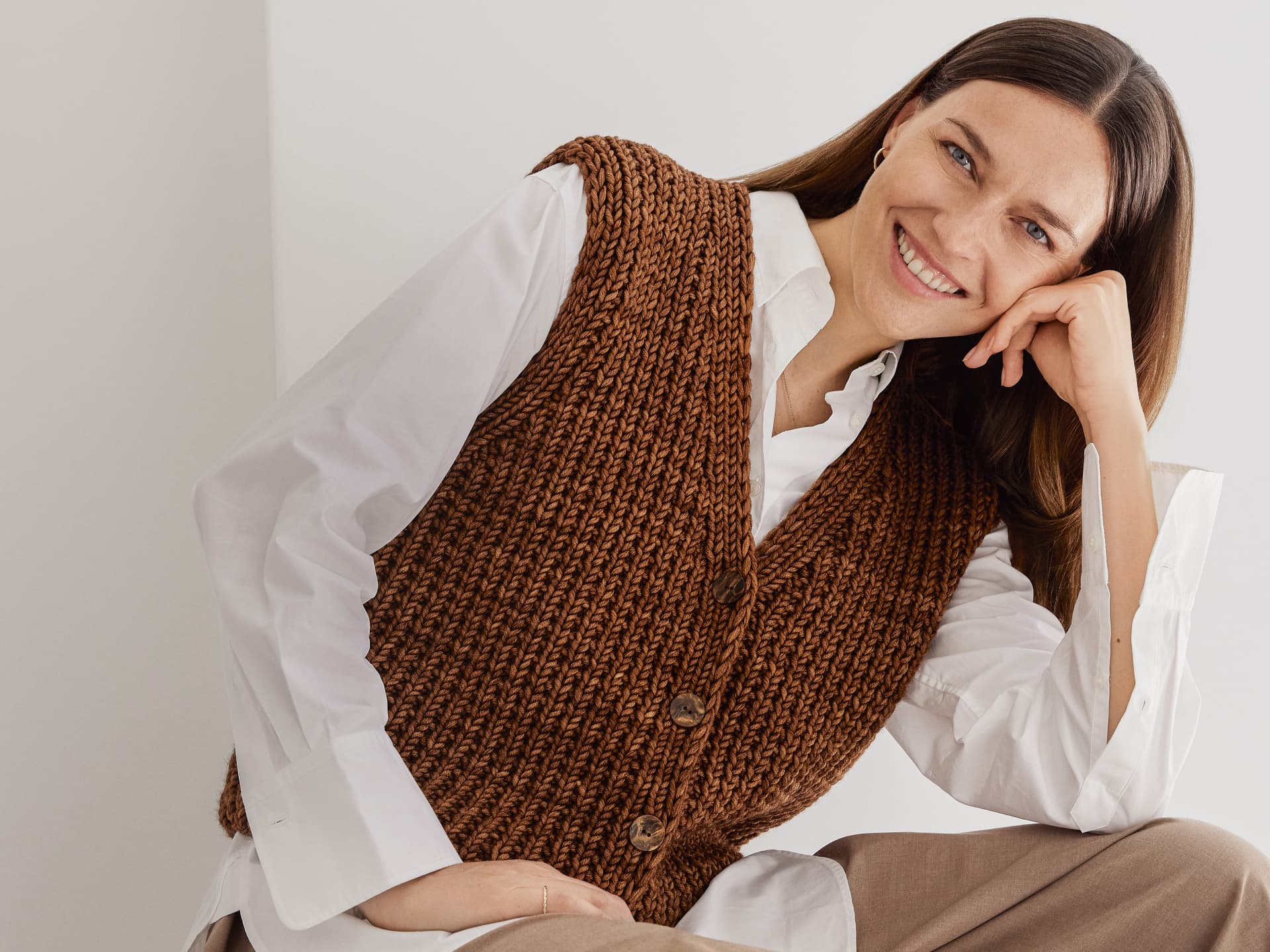 Model in gestrickter Anzugweste Vintage Superchunky von Lana Grossa