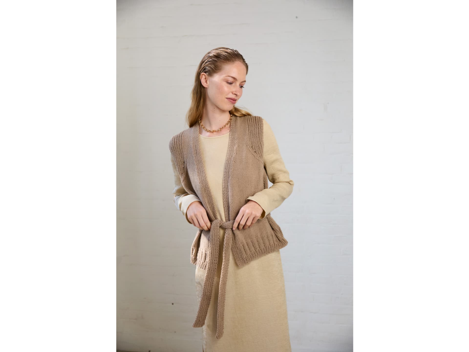 Model in cosy Kaschmir-Weste von Lana Grossa