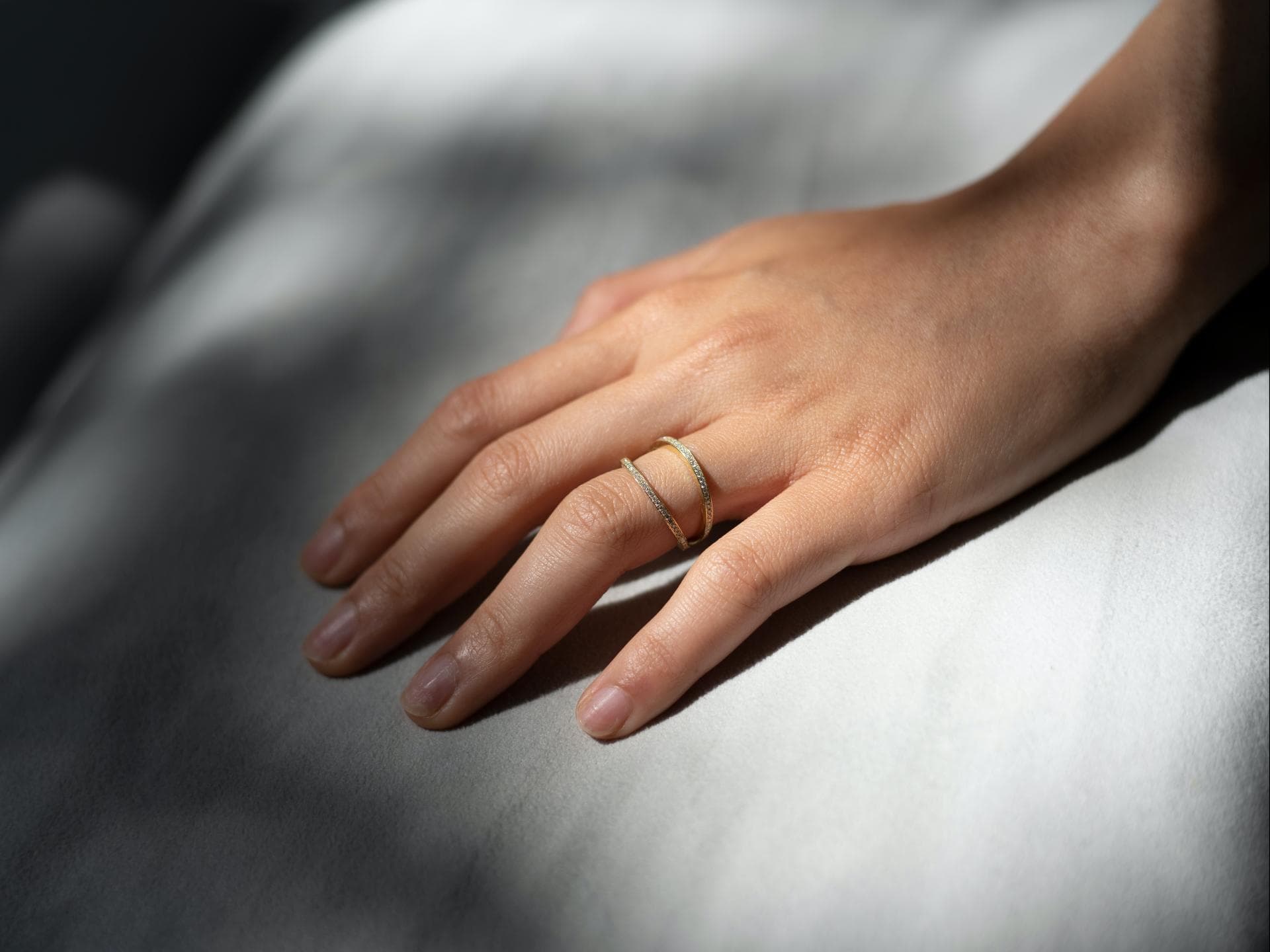 Frau mit Diamantringen