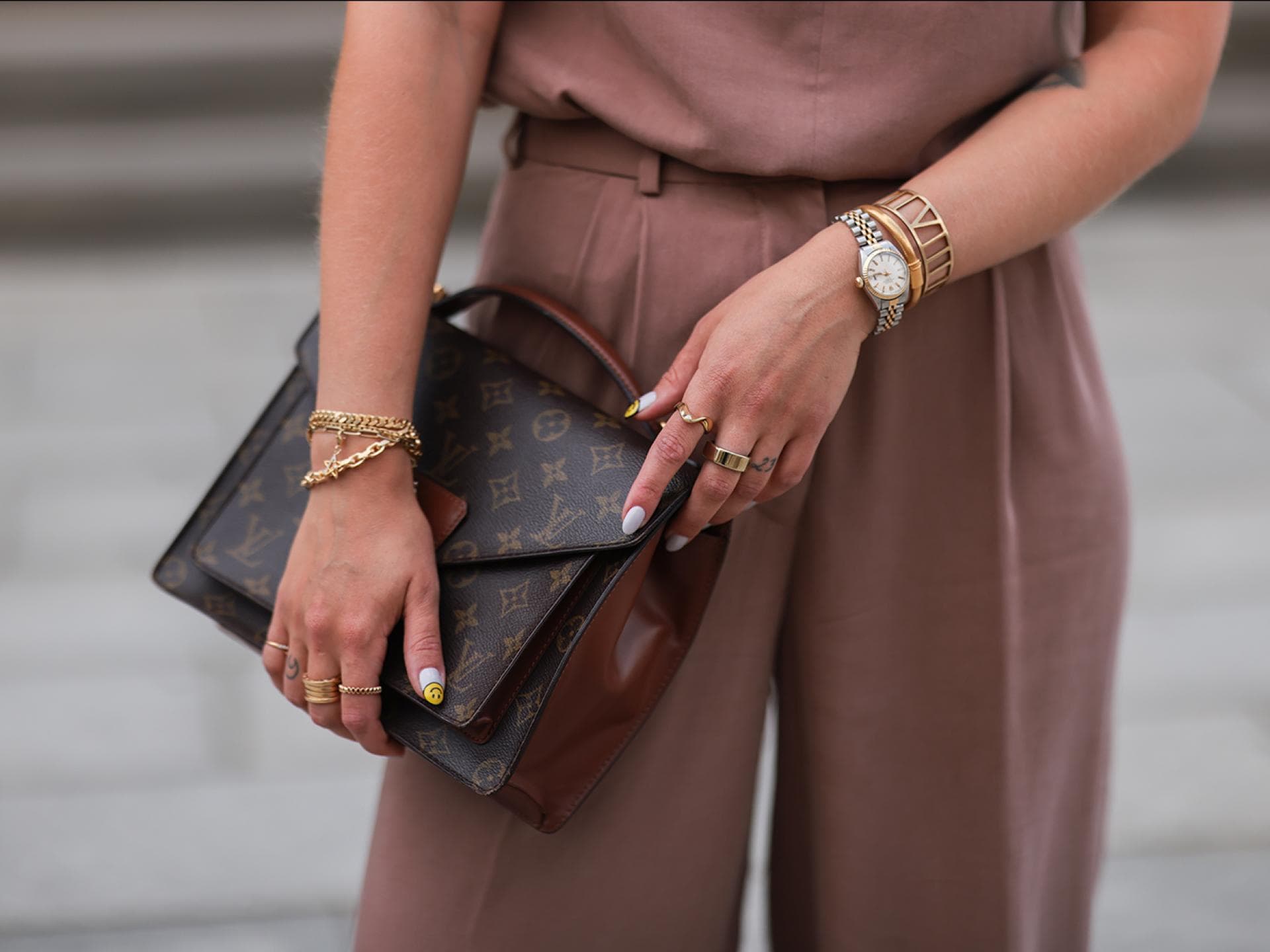 Frau trägt goldenen Schmuck