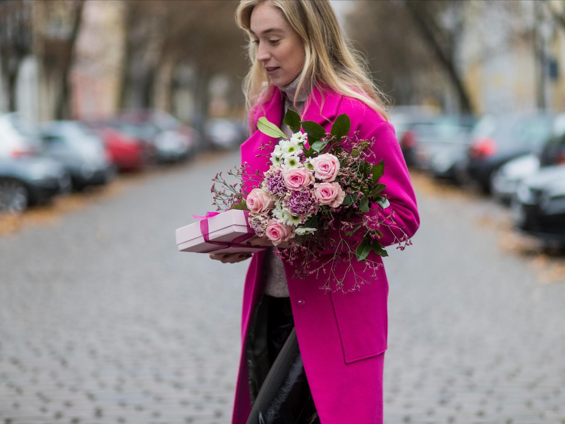 Frau mit Geschenk und Blumen