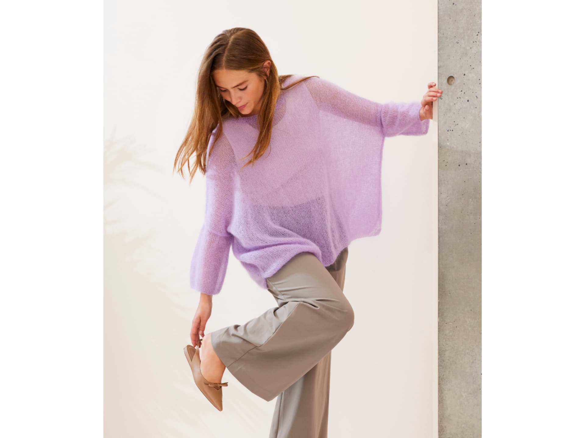 Model in selbst gestricktem Isemarkt-Pullover