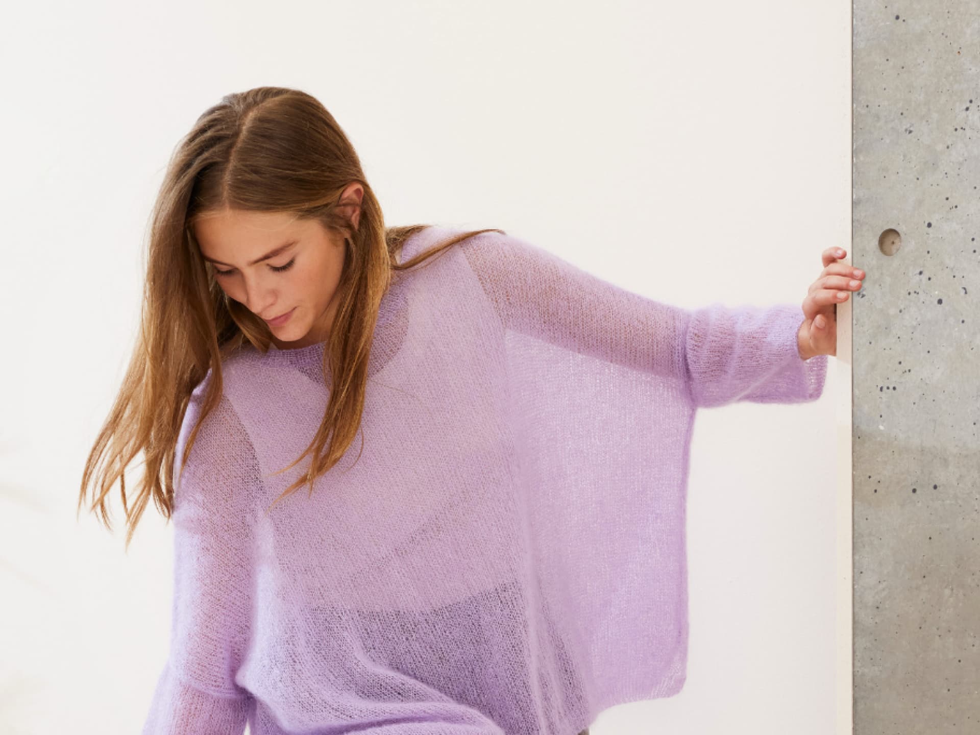 Model in selbst gestricktem Isemarkt-Pullover