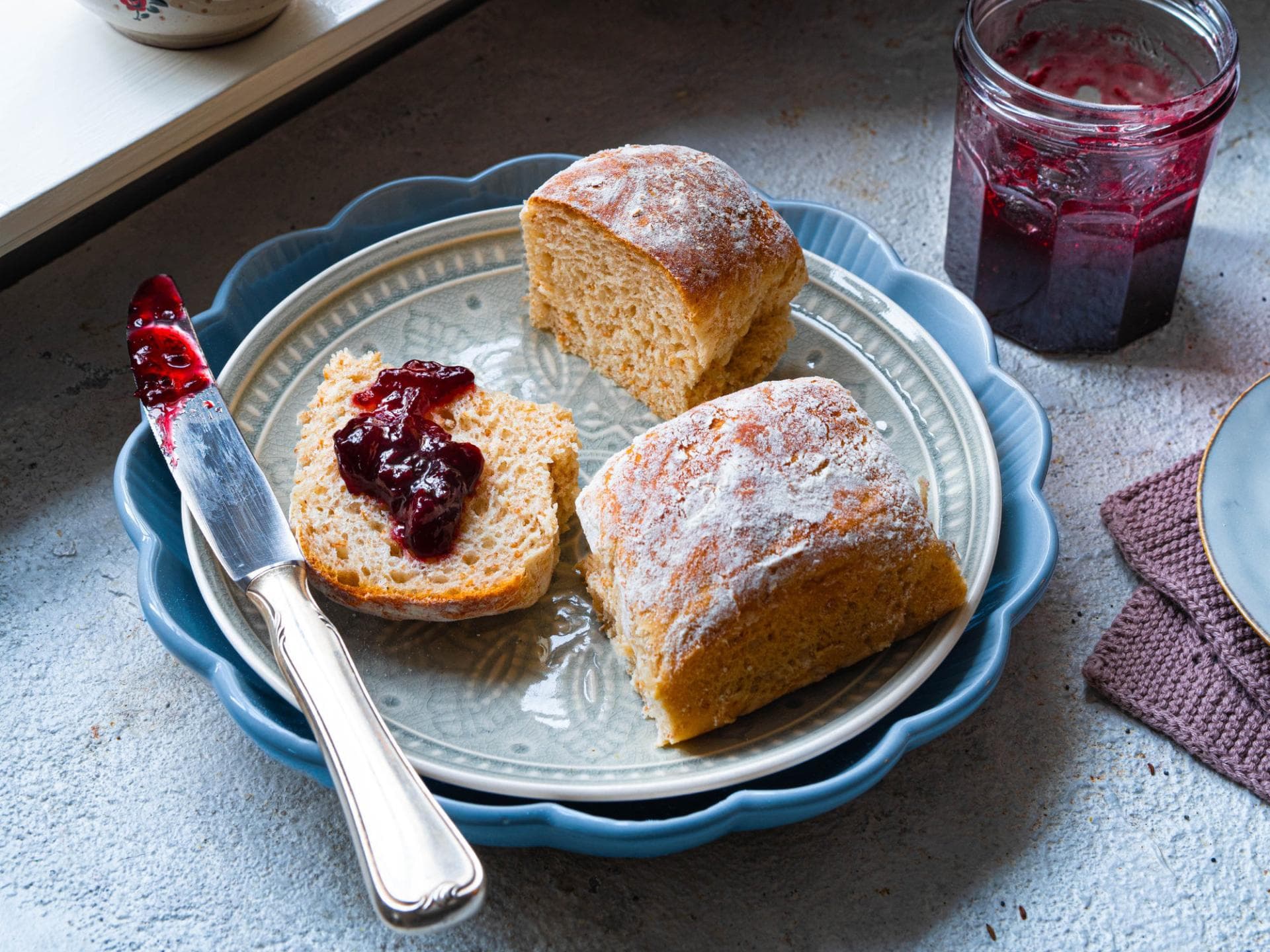 Joghurtbrötchen mit Marmelade