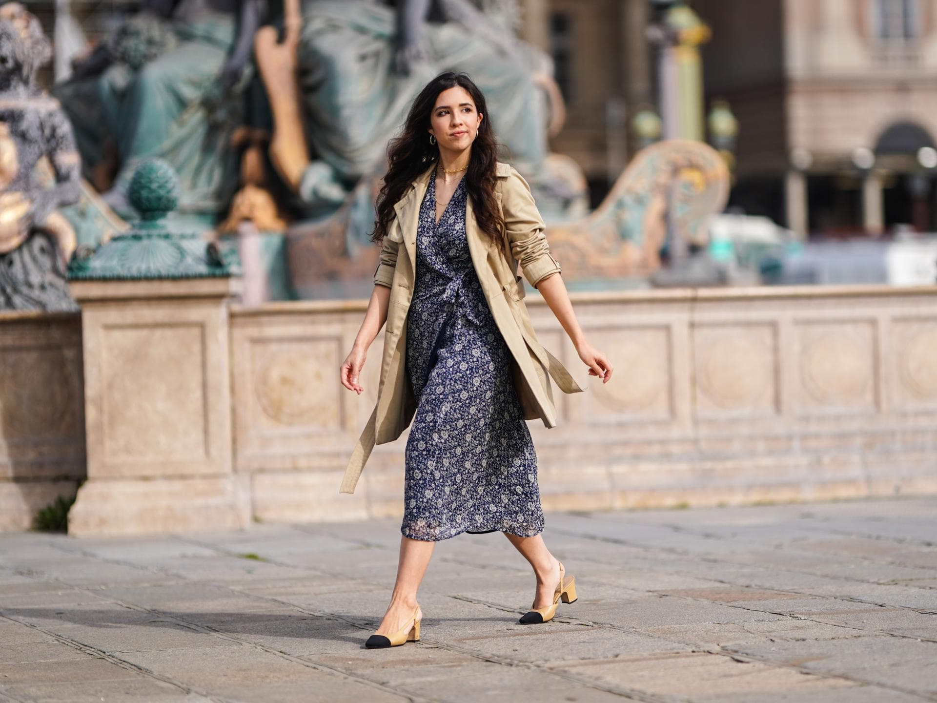Streetstyle mit einem Wickelkleid und Trenchcoat