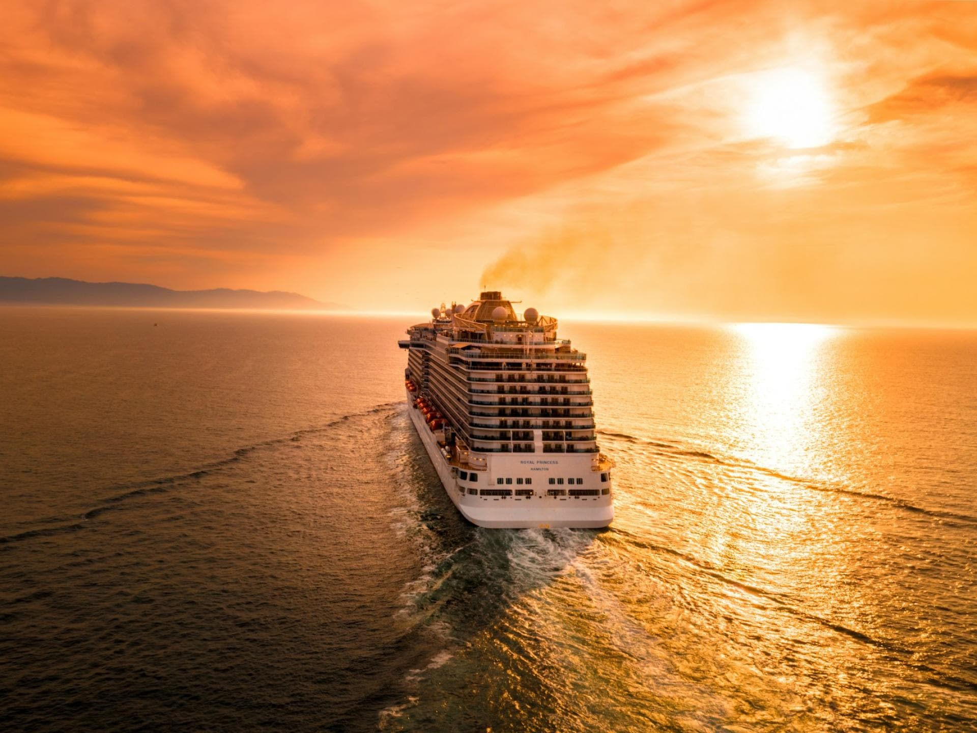 Ein Kreuzfahrtschiff im Sonnenuntergang