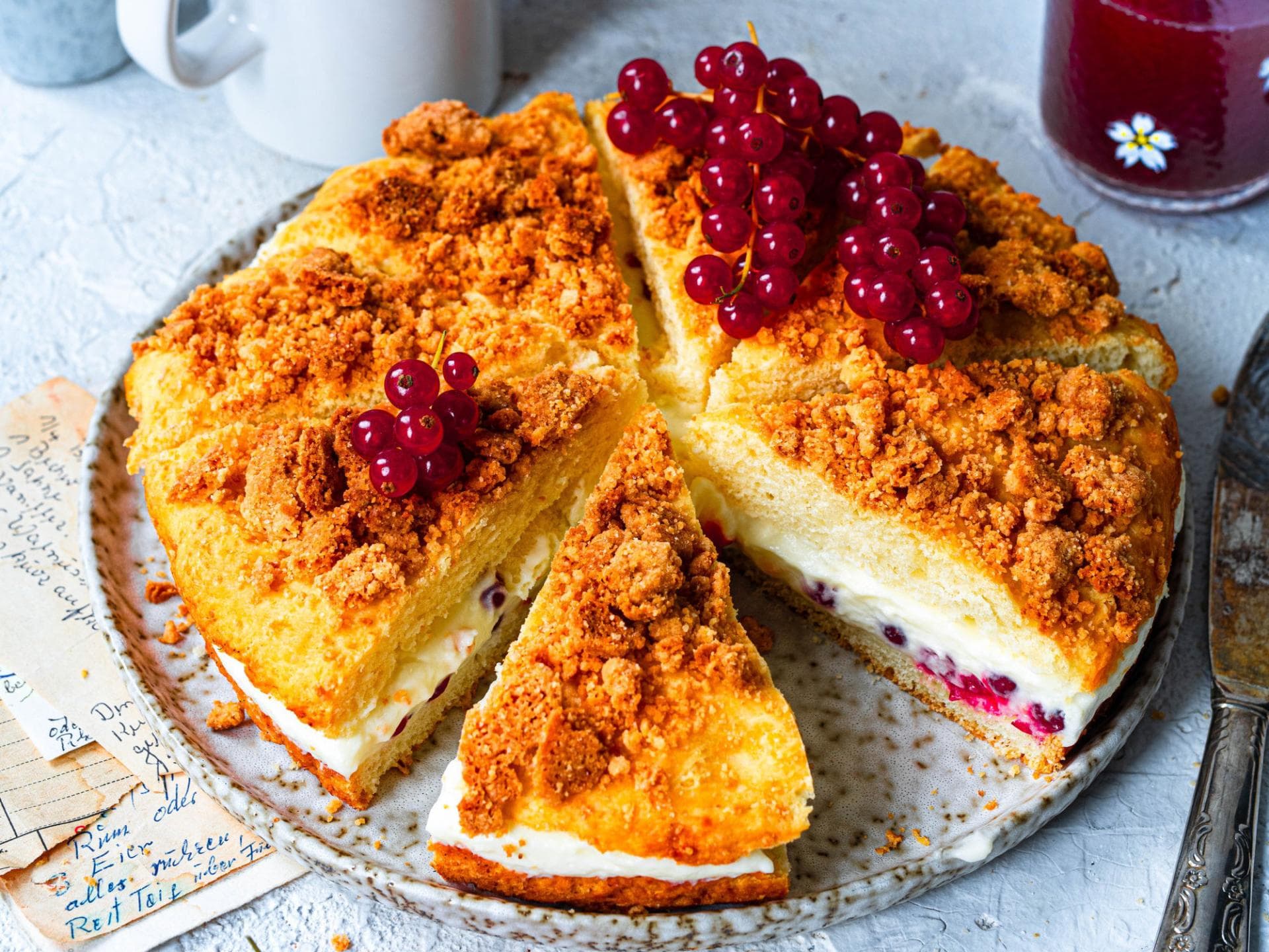 Streusel-BIenenstich mit Johannisbeeren Streusel-BIenenstich mit Johannisbeeren