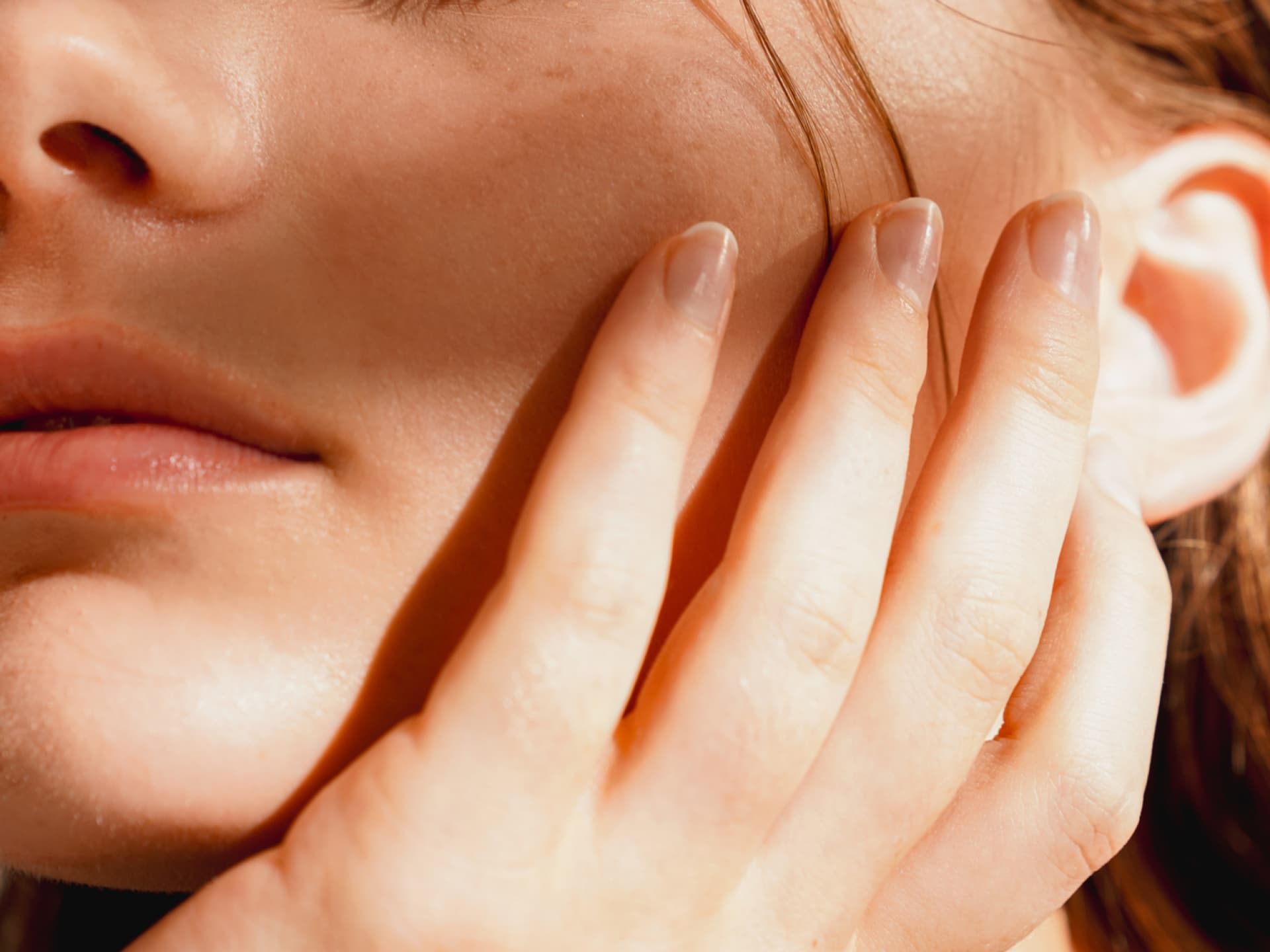 Wie wir die Lippen im Sommer schützen? Mit Lippenpflege mit Sonnenschutz Frau mit dem besten Sonnenschutz auf den Lippen