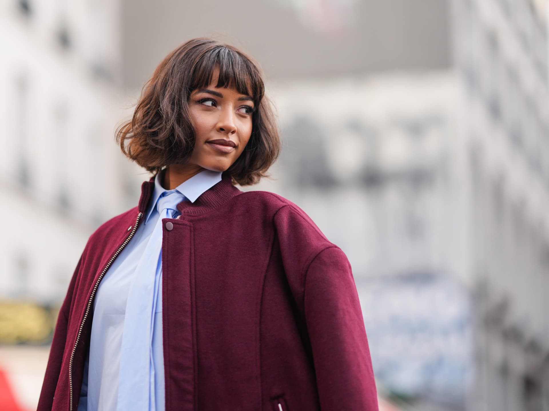 Frau mit Choppy Bob für dickes Haar