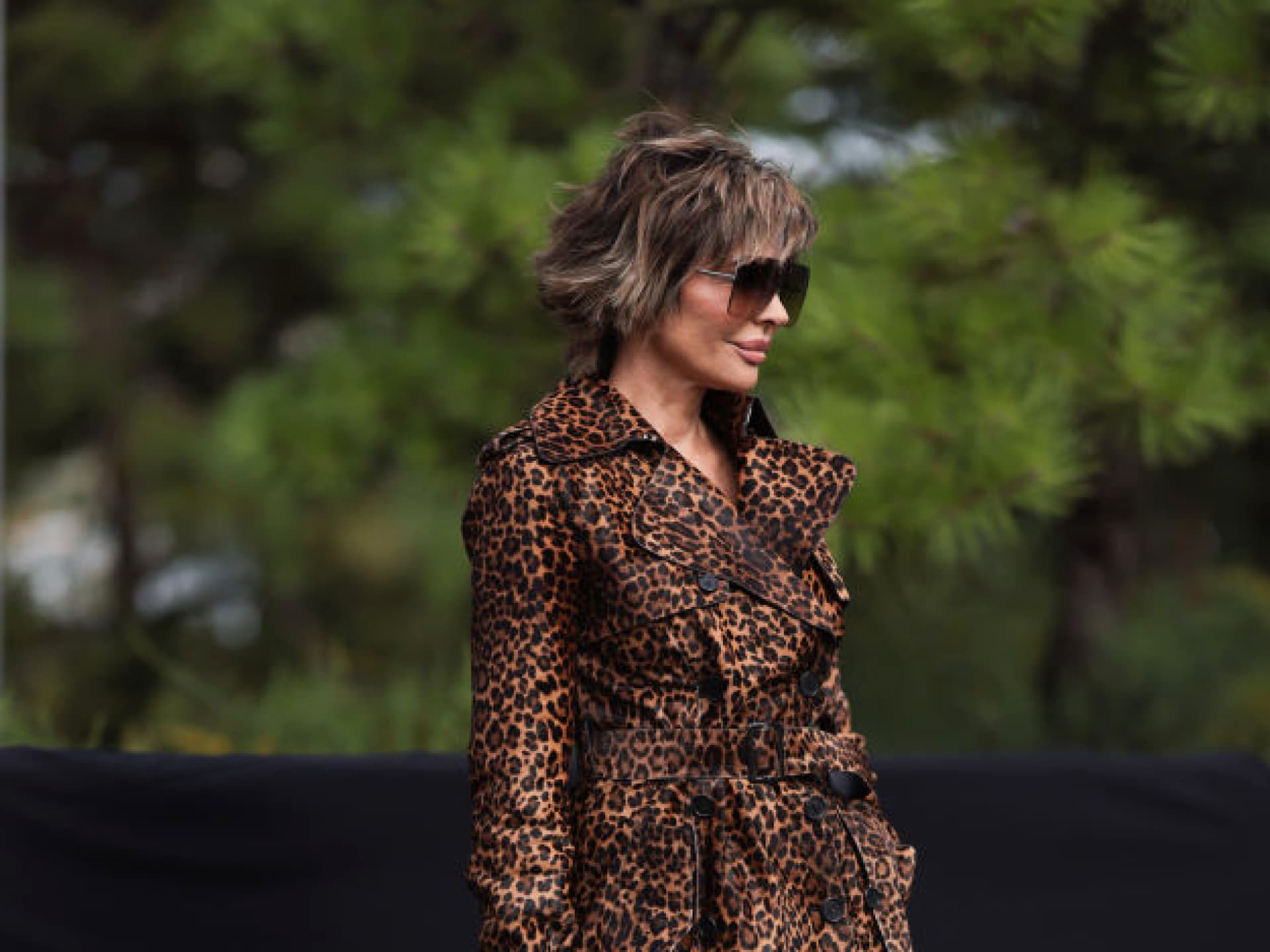 Lisa Rinna mit Choppy Bob mit Brille