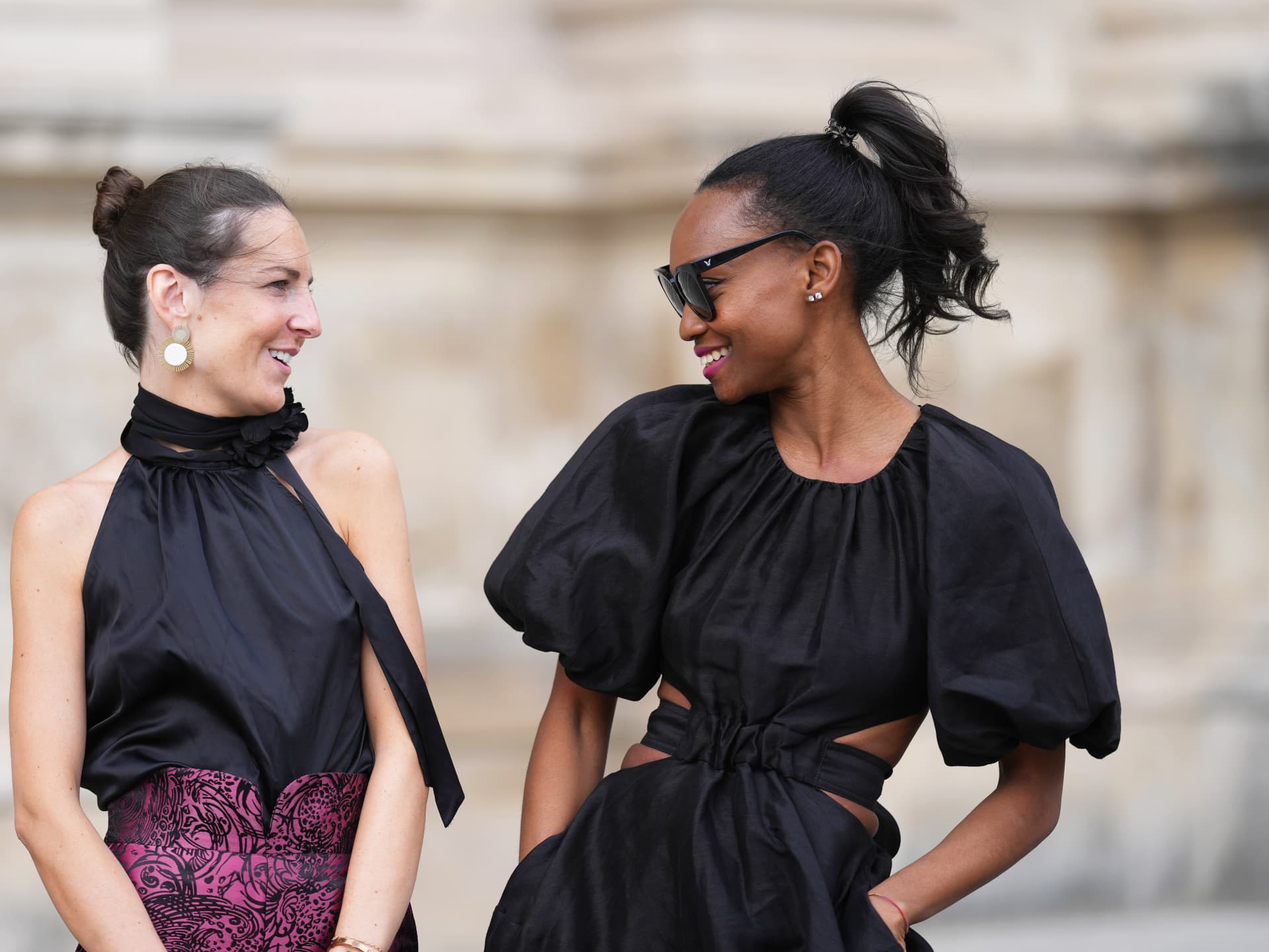 Ich stelle Ihnen Hairstyles vor, mit denen Sie selbst bei über 30 Grad einen kühlen Kopf bewahren Alba Garavito Torre und Emilie Joseph mit praktischen Hitze-Hairstyles