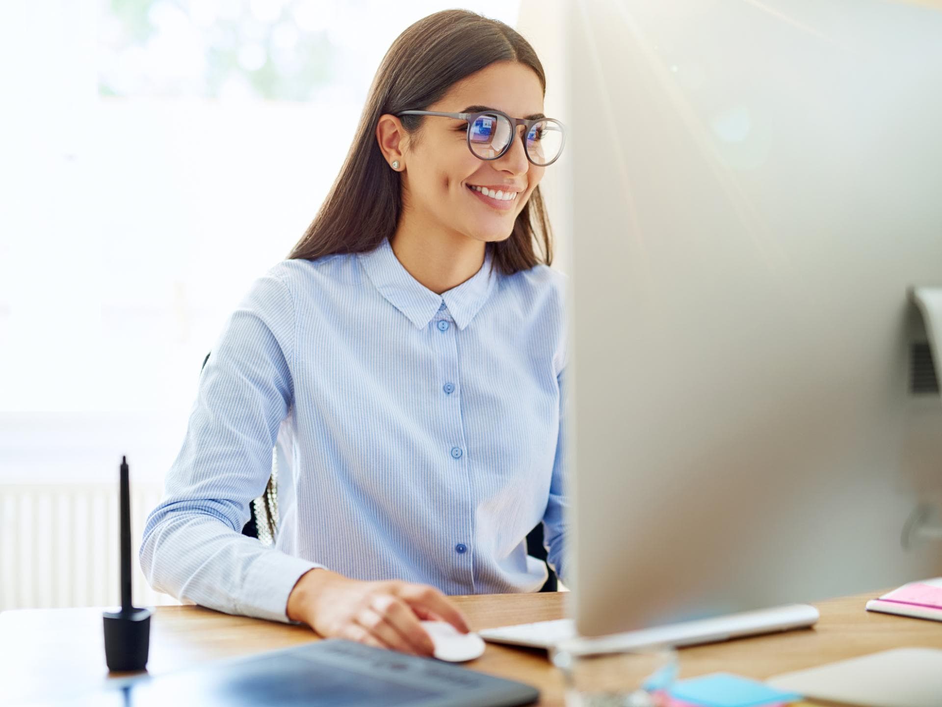 Frau arbeitet am Computer