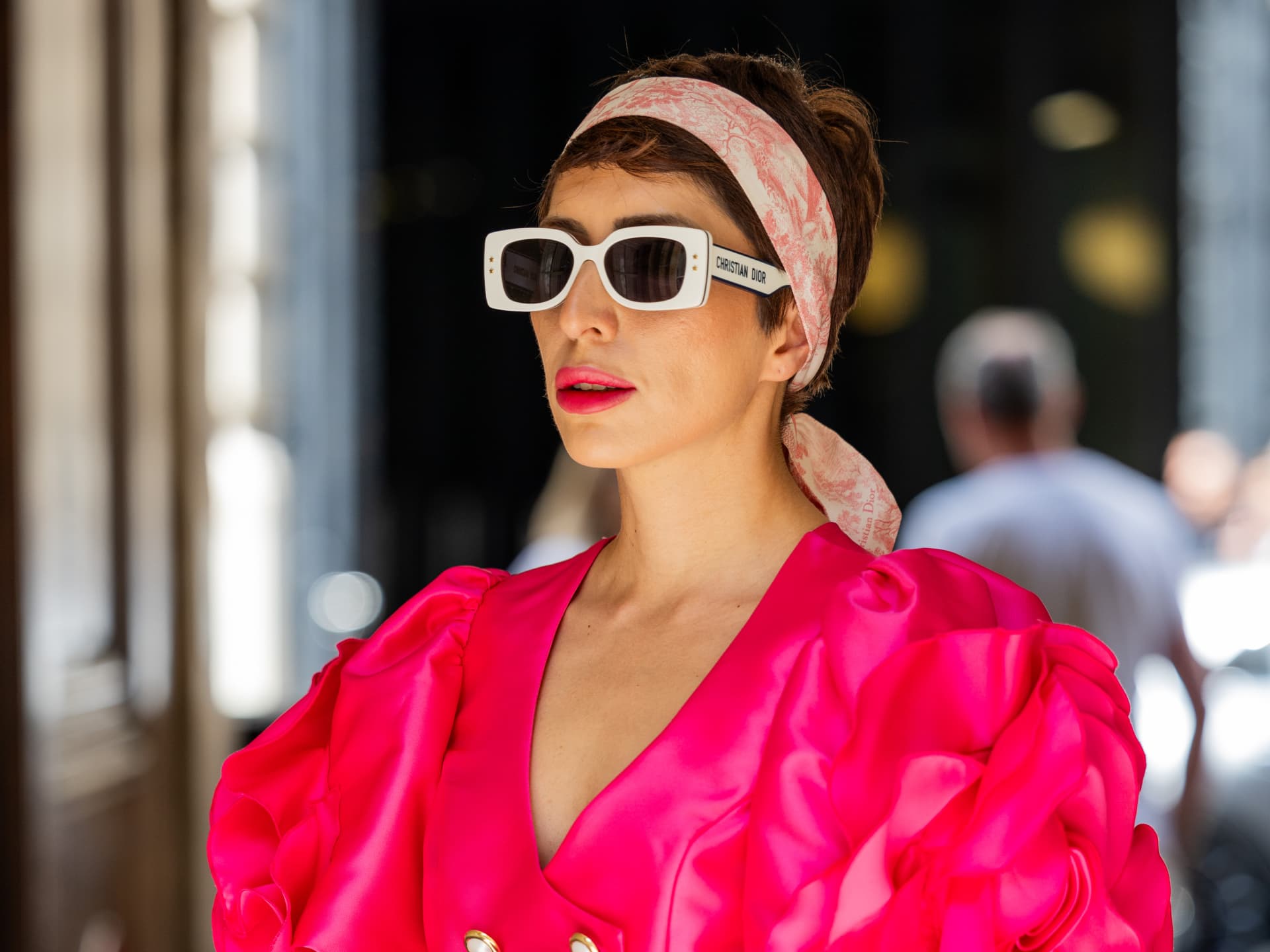 Stylistin Salome Chaboki setzt auf eine luftige Haarreif-Frisur im Sommer Stylistin Salome Chaboki mit Haarreif-Frisur für heiße Tage