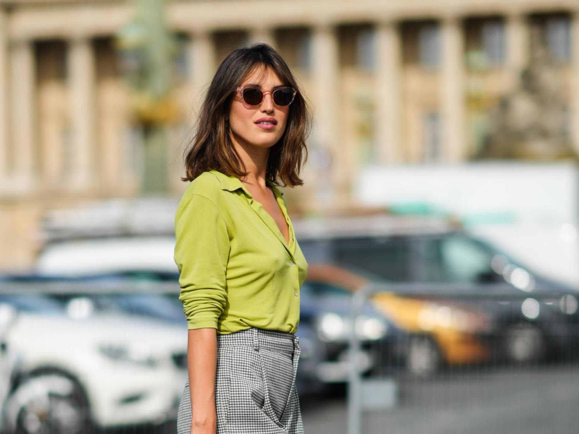Jeanne Damas mit Haarfarbe, die Jünger macht - Mittelbraun