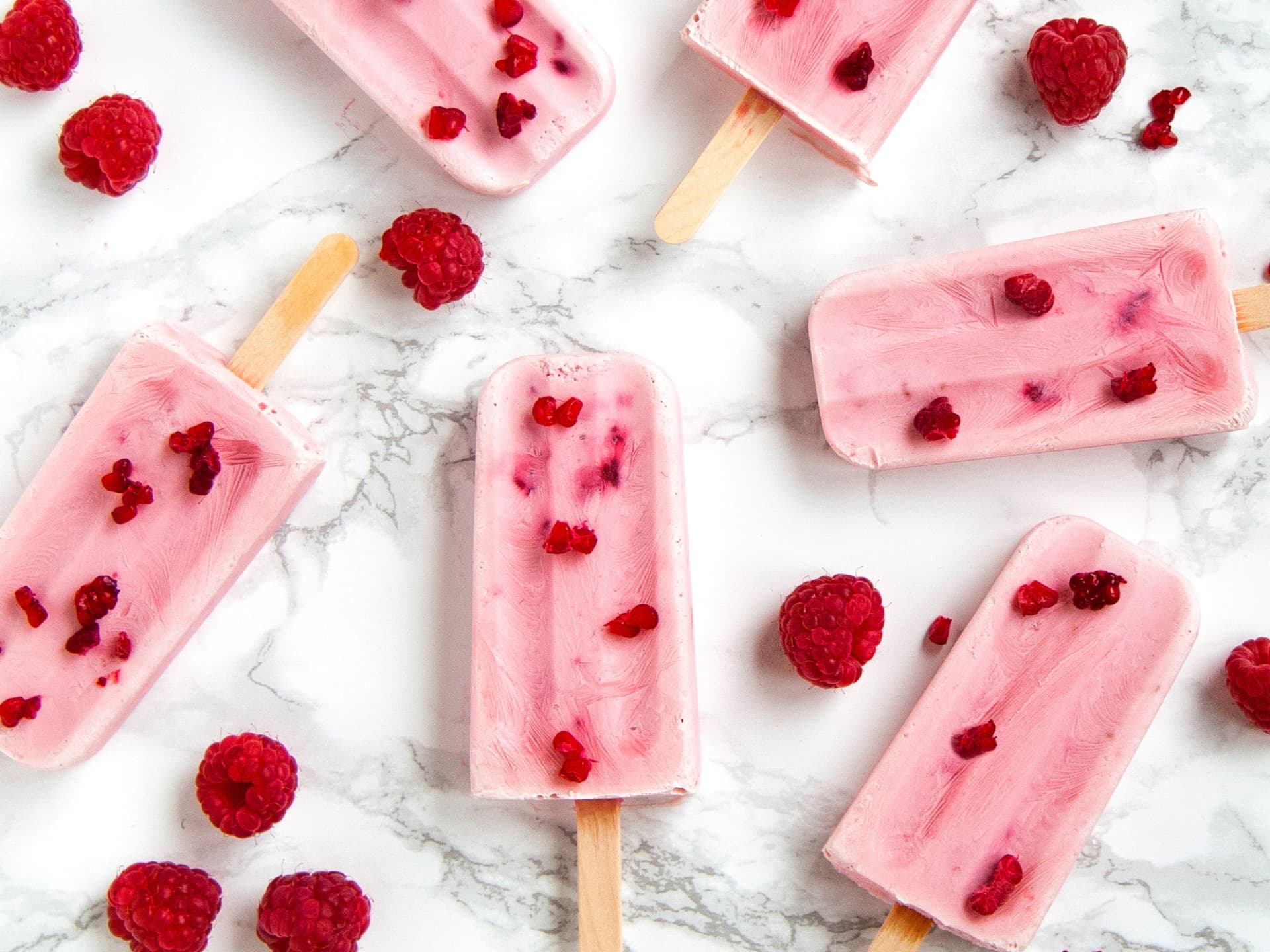 Himbeer-Cashew-Eis am Stiel
