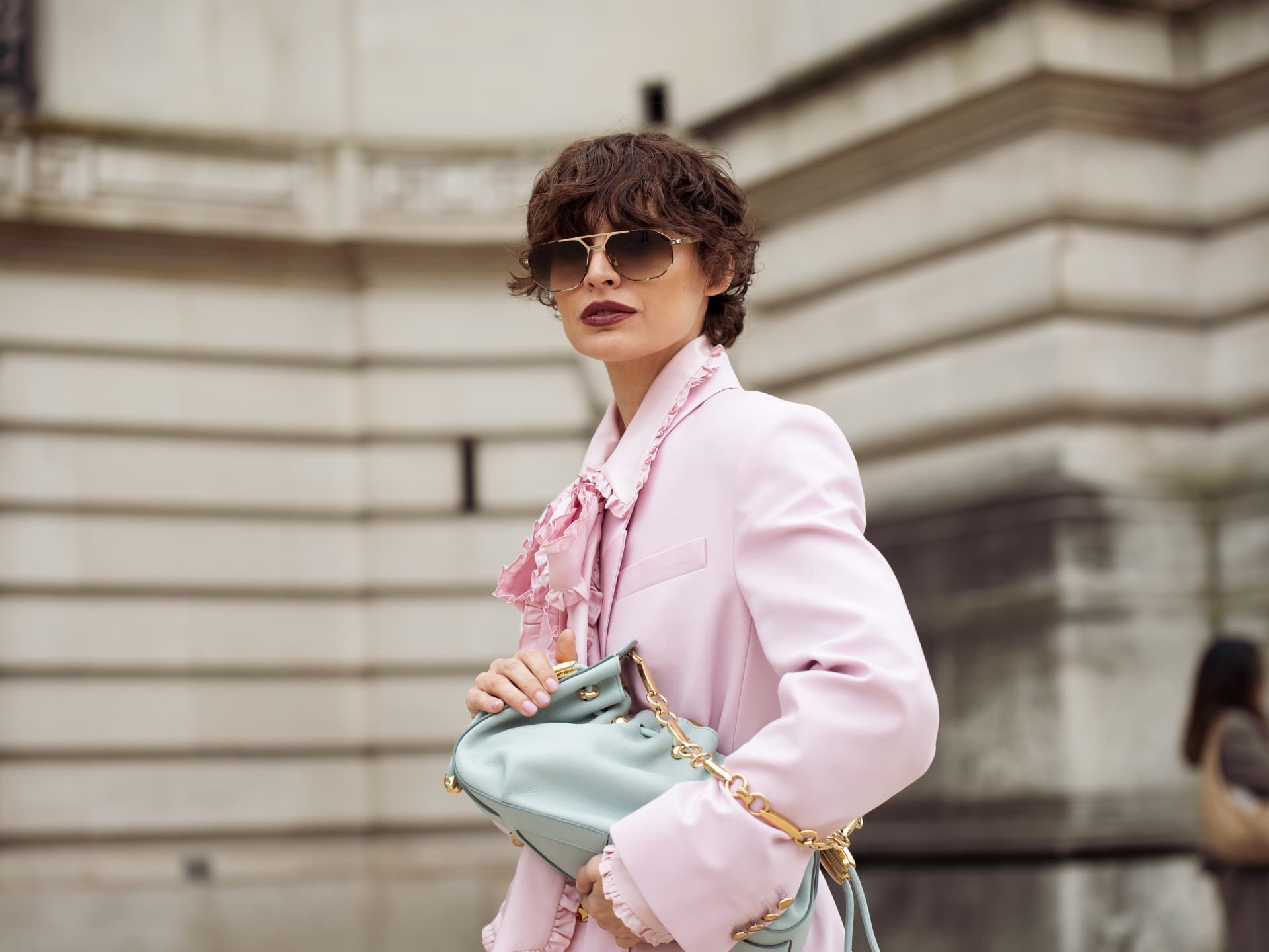Auch mit Locken funktioniert ein Pixie - Irina Kro Eicke zeigt, wie es geht Irina Kro Eicke mit einem Locken-Pixie