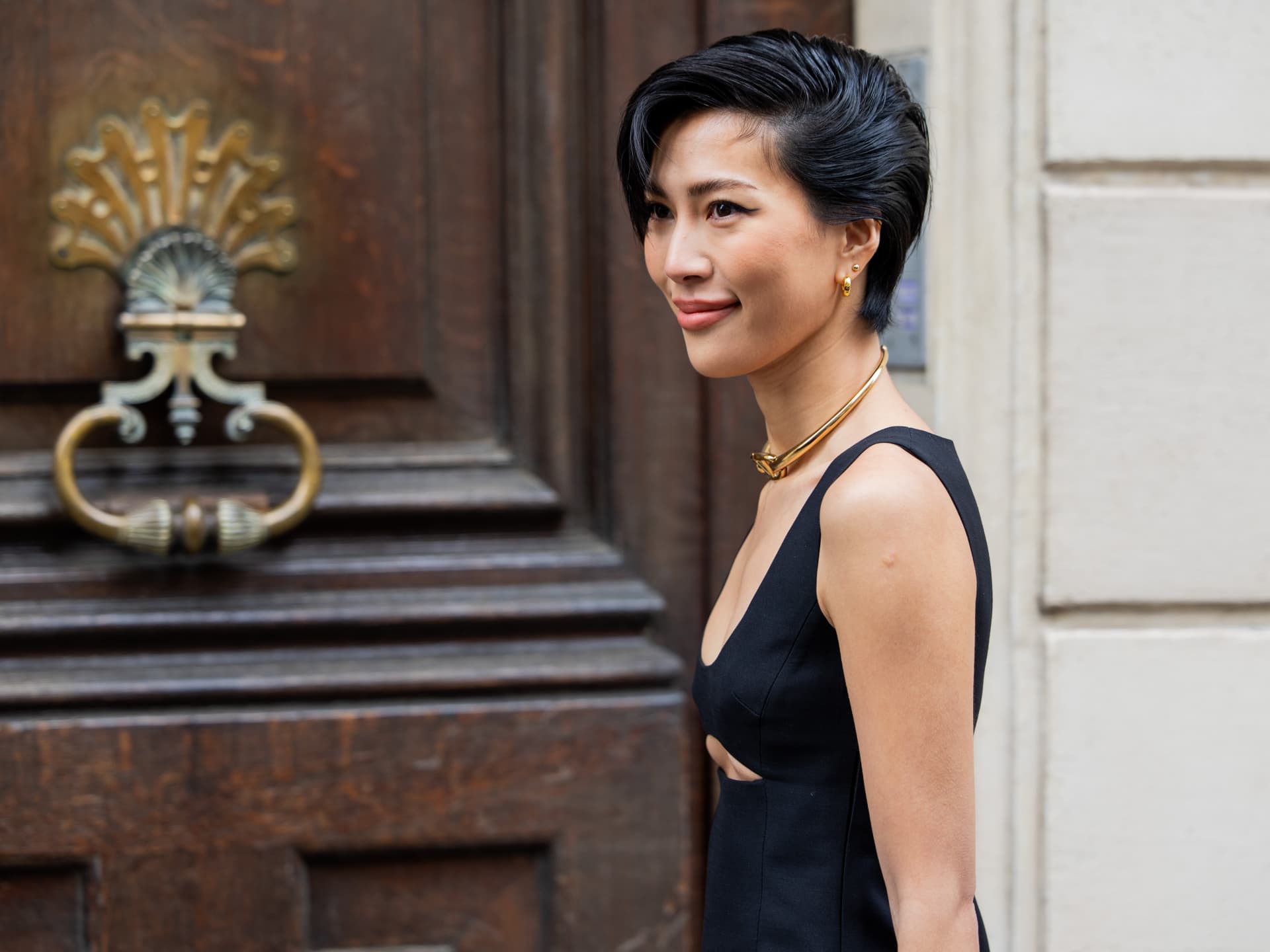 Molly Chiangs Long Pixie mit Föhnwelle sieht rocking und cool aus Molly Chiang mit punkig-coolem Long Pixie mit Föhnwelle