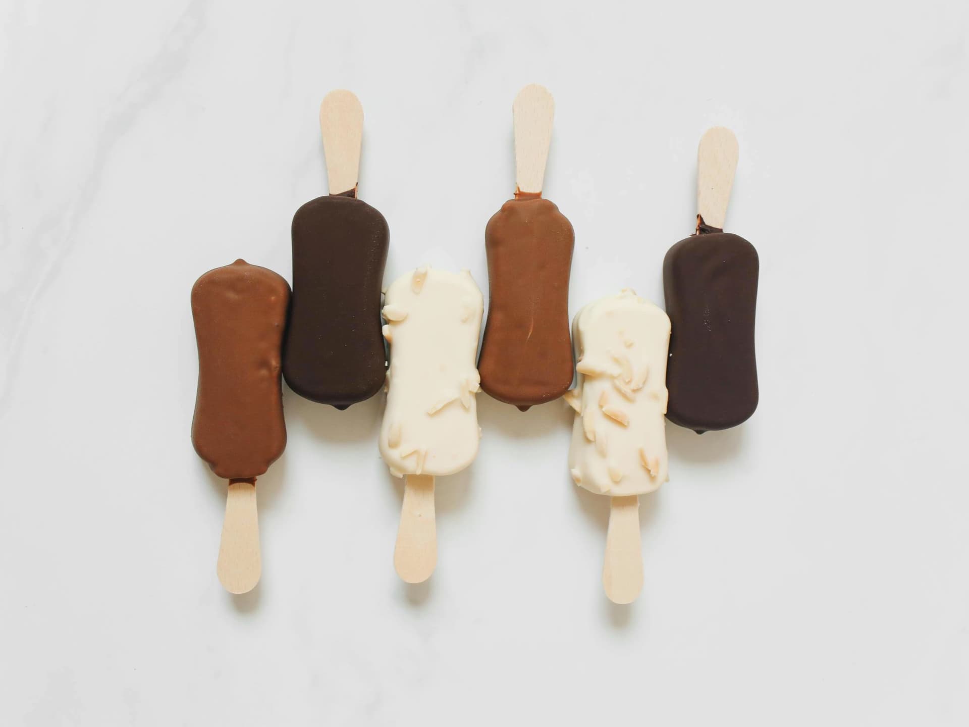 Schnelles Kokoseis mit Schokoladenüberzug