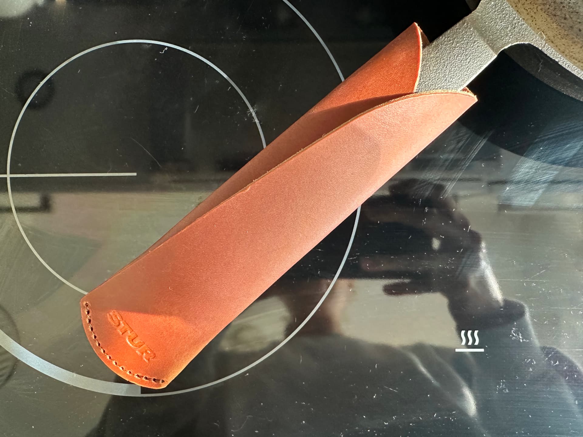 Die Griffhülle aus Leder erleichtert einem das Handling Stur Pfanne Test - Griff mit Lederhülle