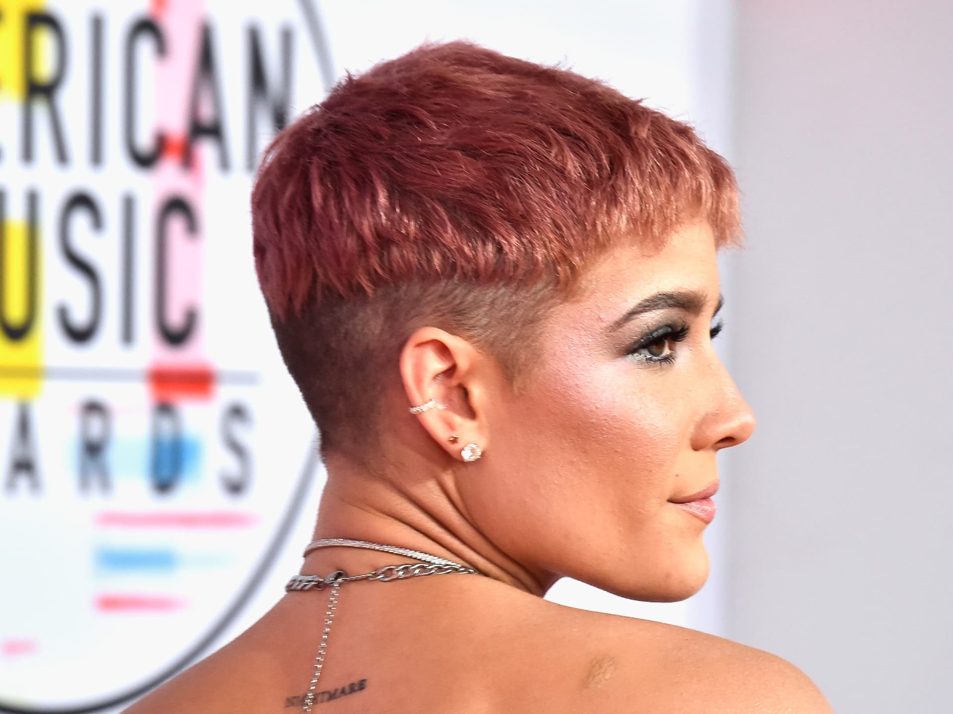 Sängerin Halsey trägt ihren Undercut super kurz Sängerin Halsey mit kurzem Undercut