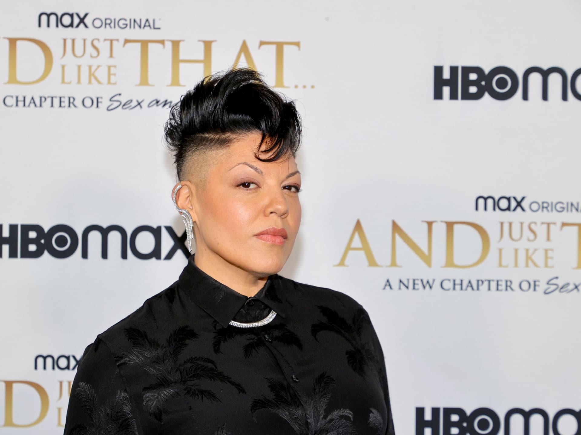 Mit der richtigen Schnitttechnik funktioniert der Undercut auch mit Locken Schauspielerin Sara Ramirez mit Locken-Undercut