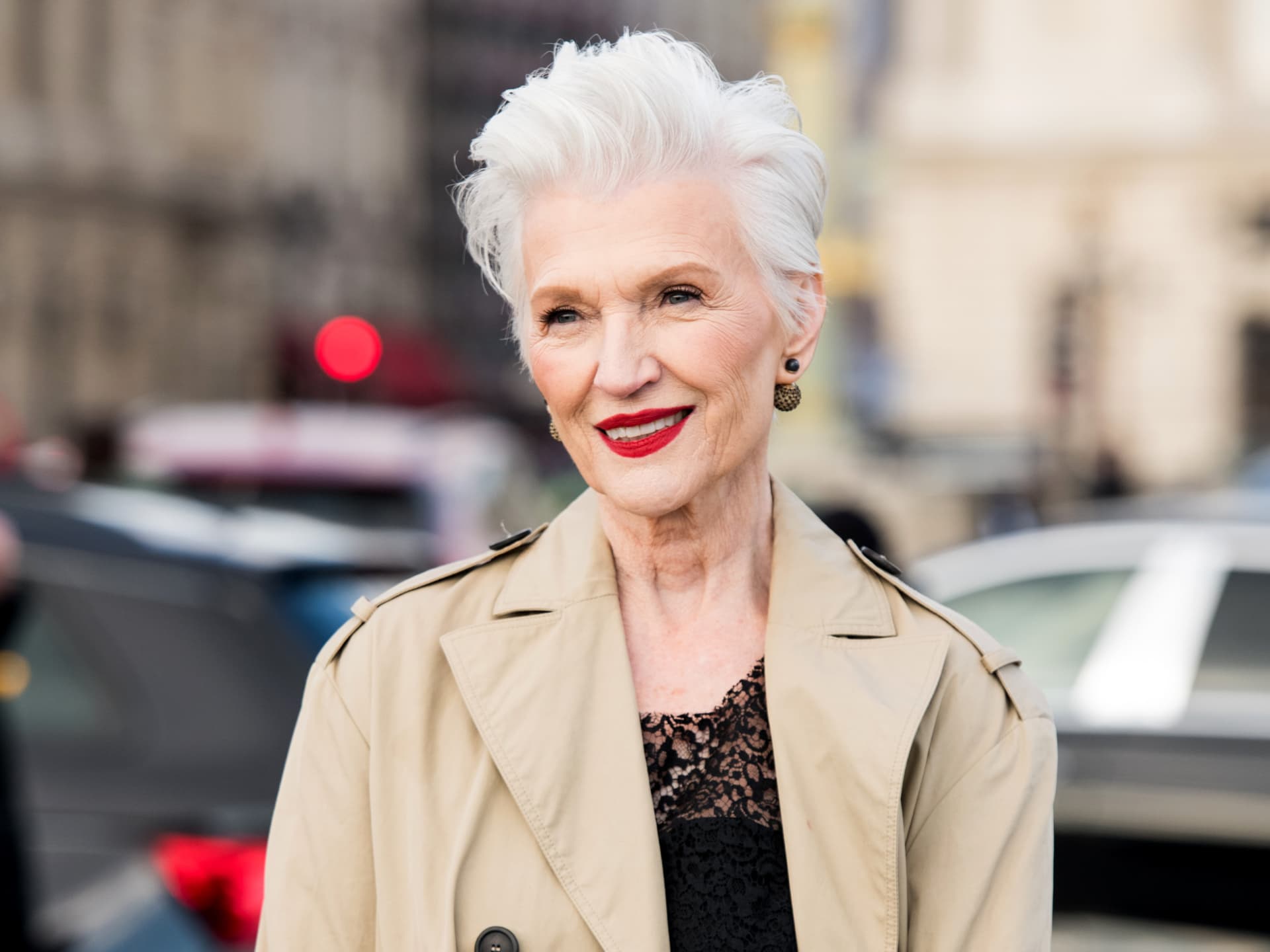 Maye Musk trägt einen modernen Untercut Pixie Maye Musk mit einem Undercut Pixie