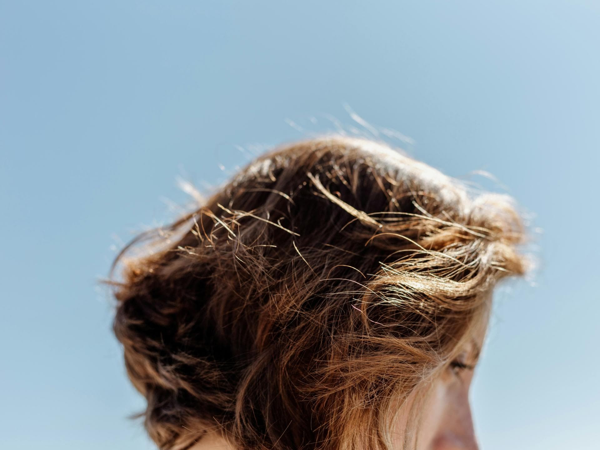 Frau mit Haar in der Sonne