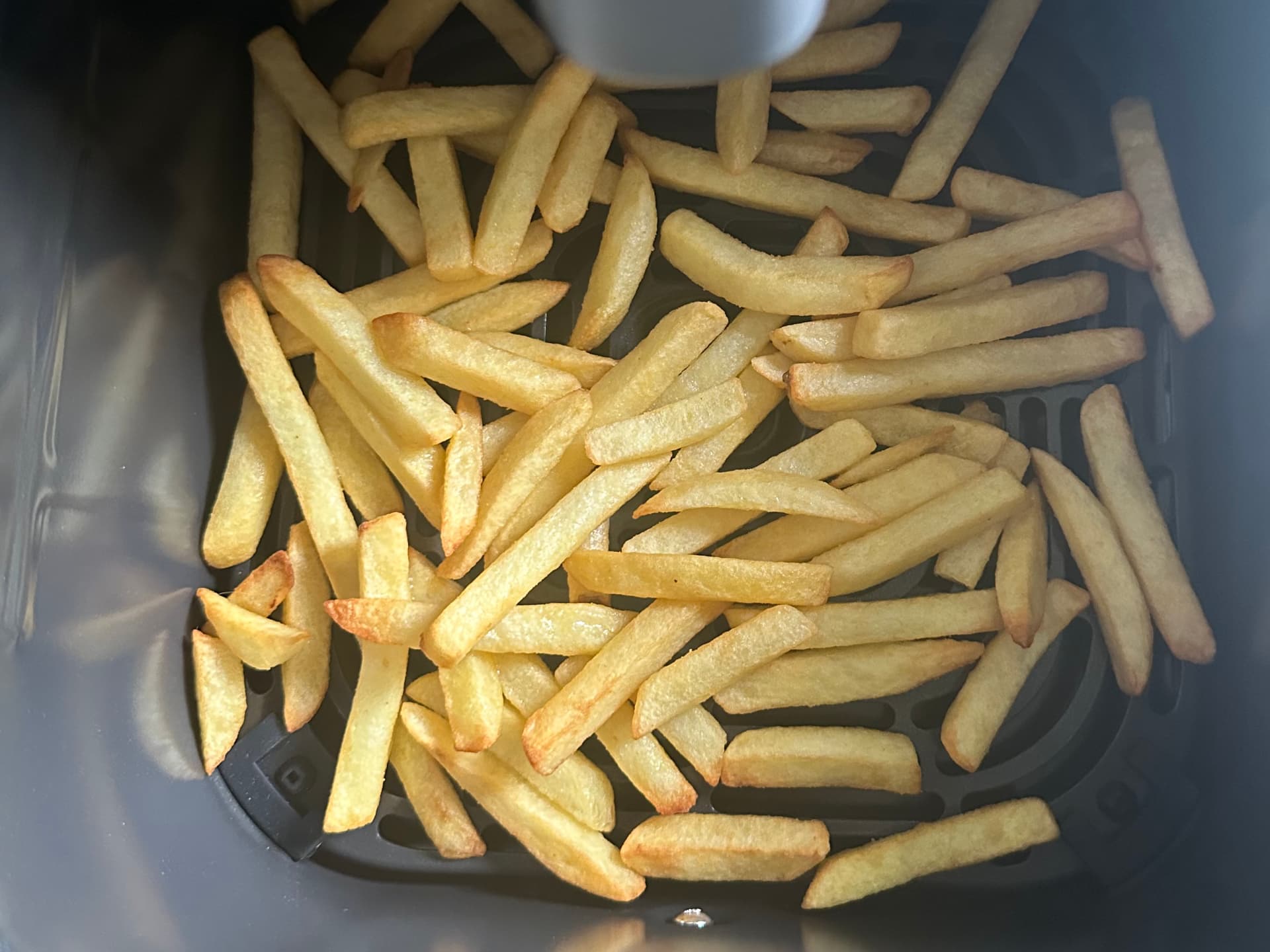So sahen die Pommes nach der Zubereitung im Airfryer aus Cosori Airfryer Test - Pommes nach der Zubereitung
