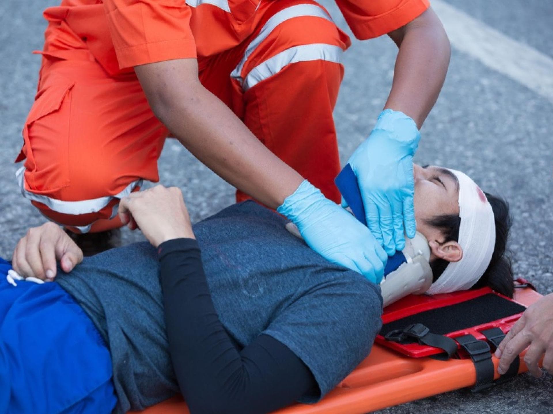 Ein Patient wird an der Unfallstelle versorgt