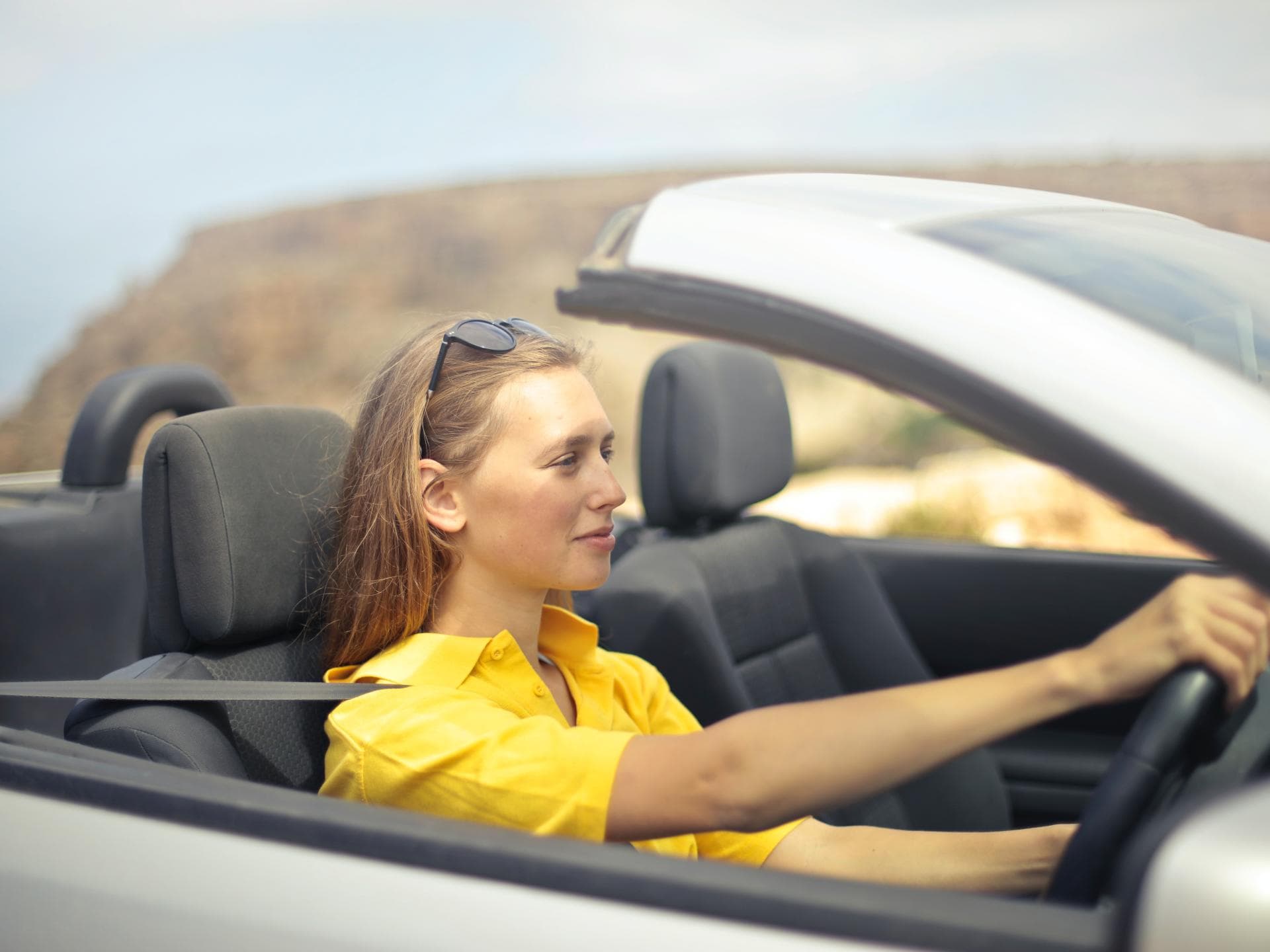 Eine junge Frau sitzt im Auto