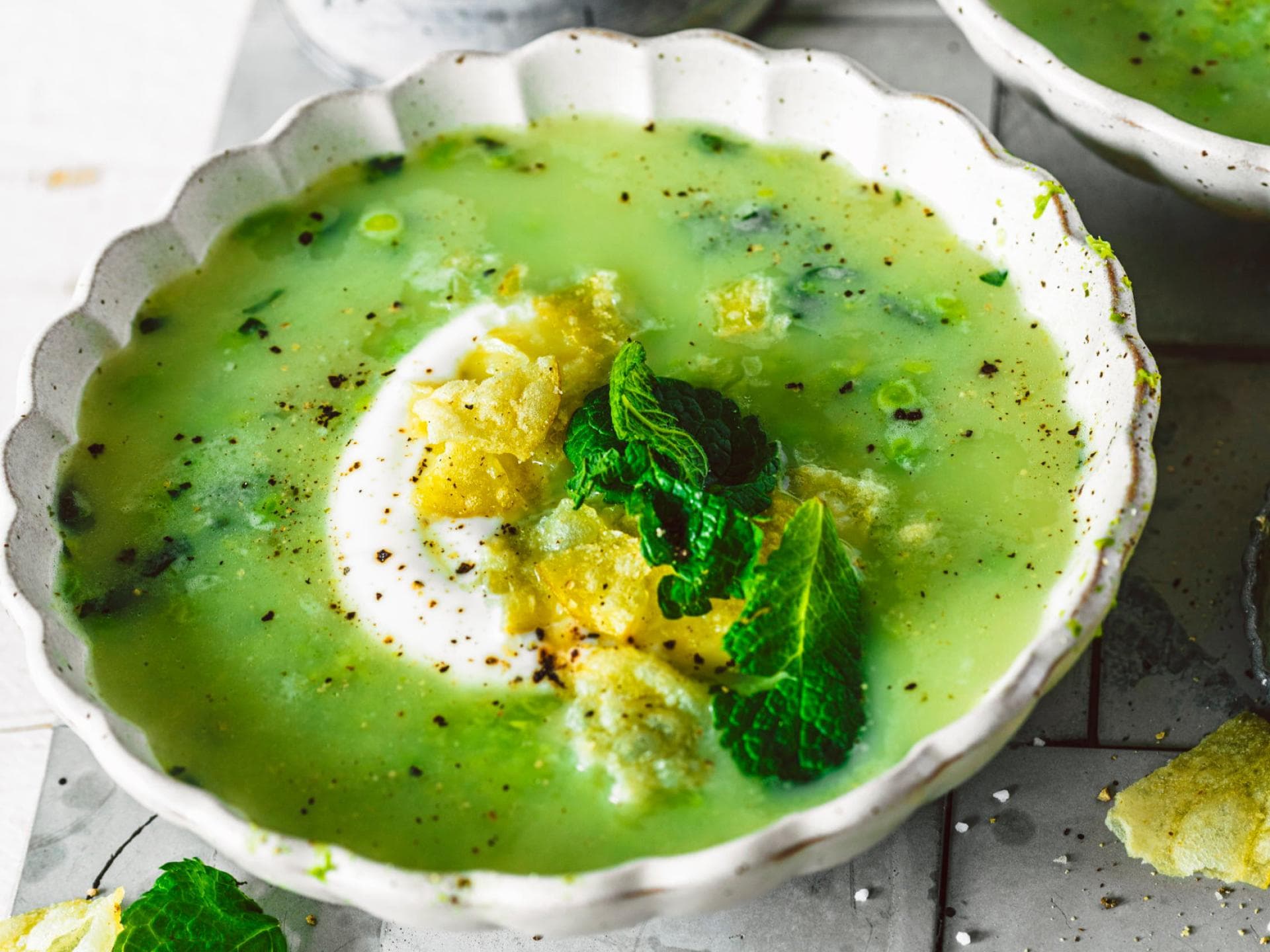 Erbsensuppe mit Joghurt und Minze Erbsensuppe mit Joghurt und Minze