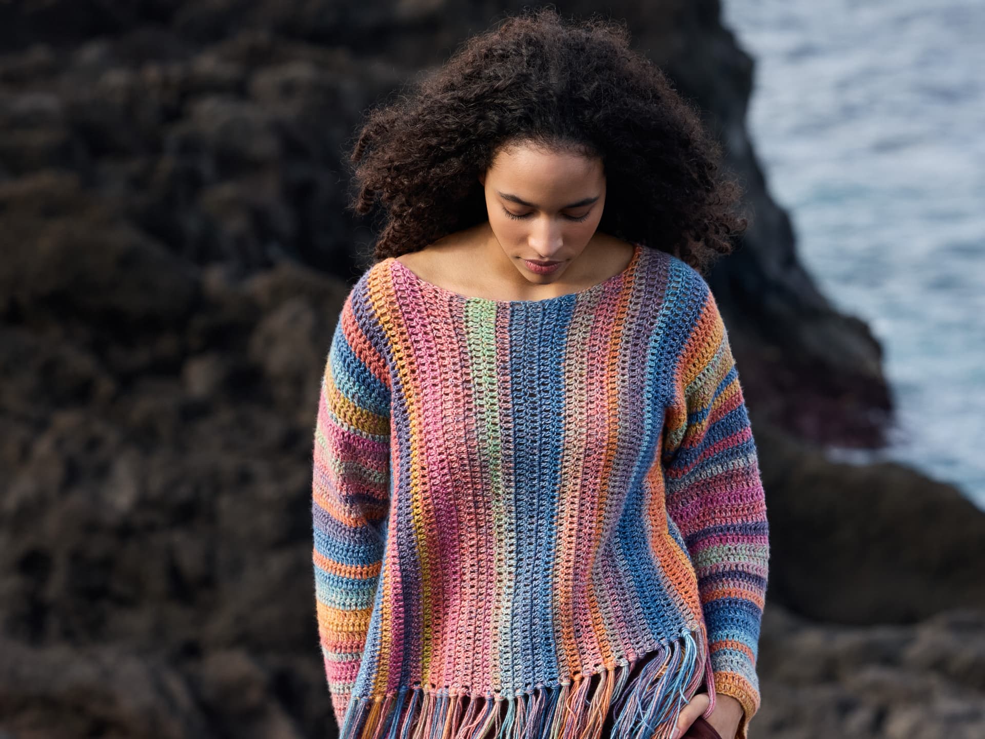Model in buntem Boho-Pullover mit Fransen von Lana Grossa