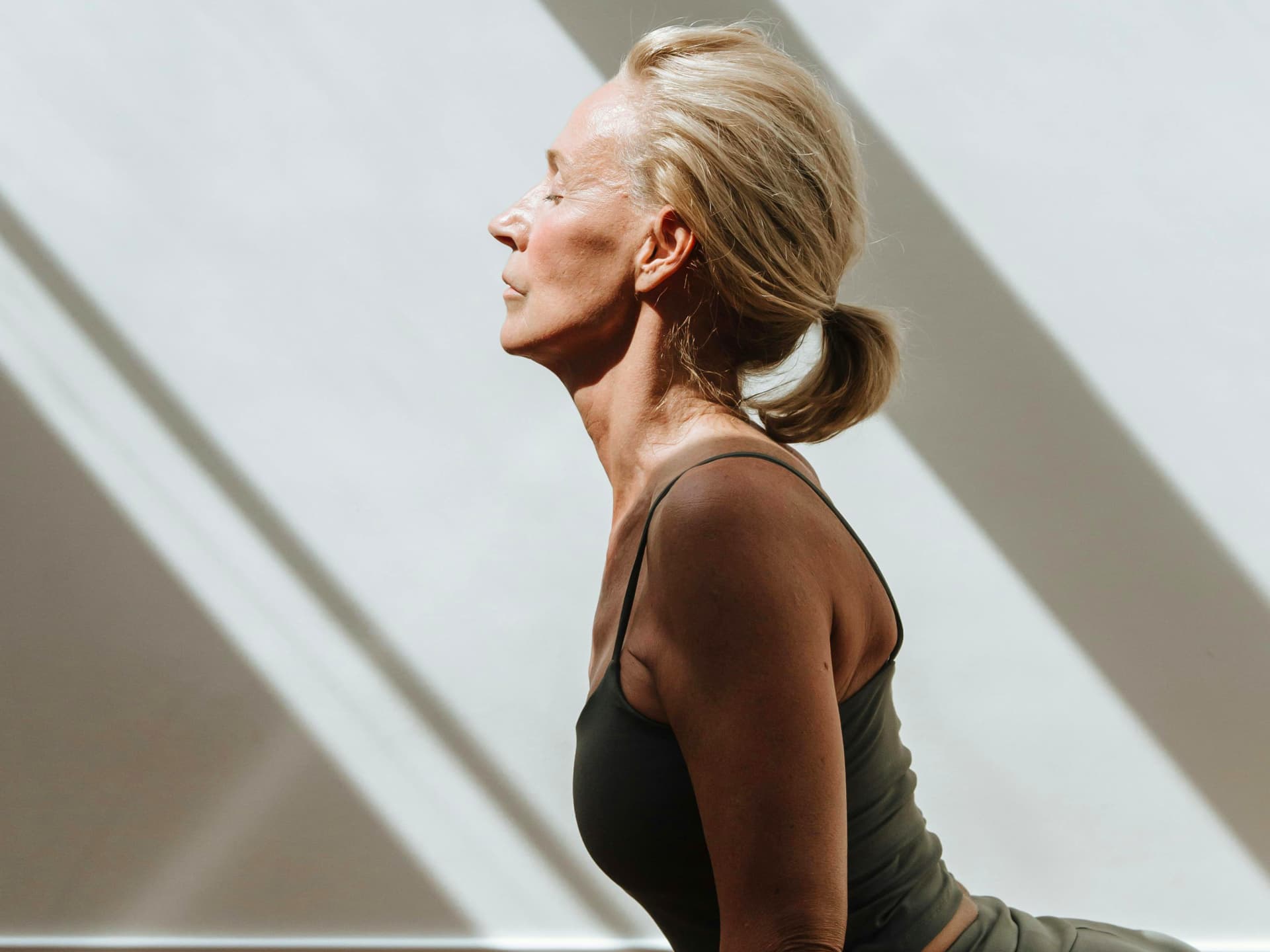 Frau macht jeden Tag Yoga