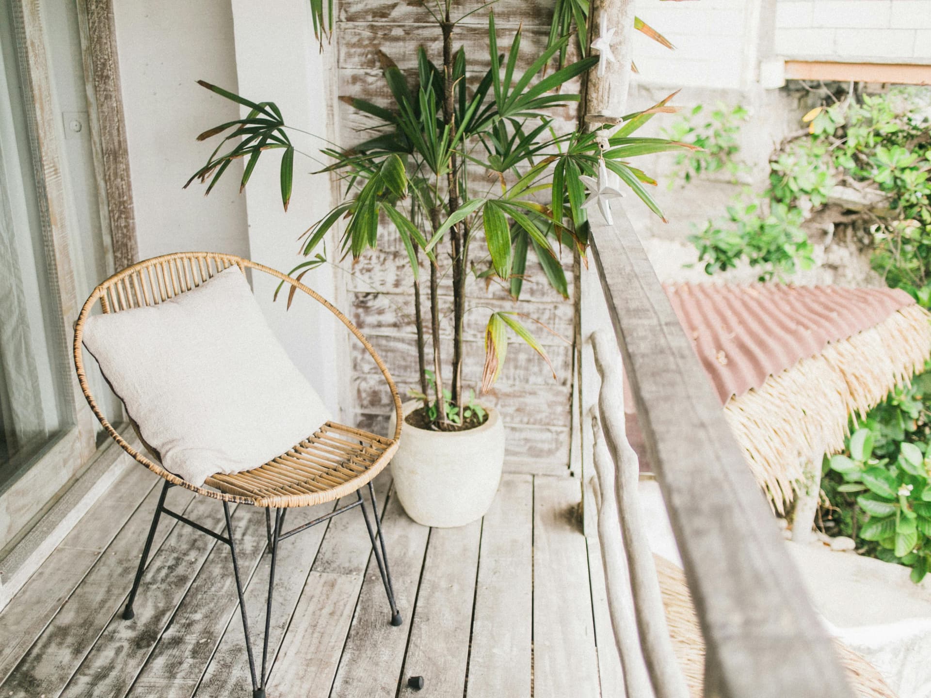 Kleinen Balkon gestalten - Balkon mit hellen Wänden