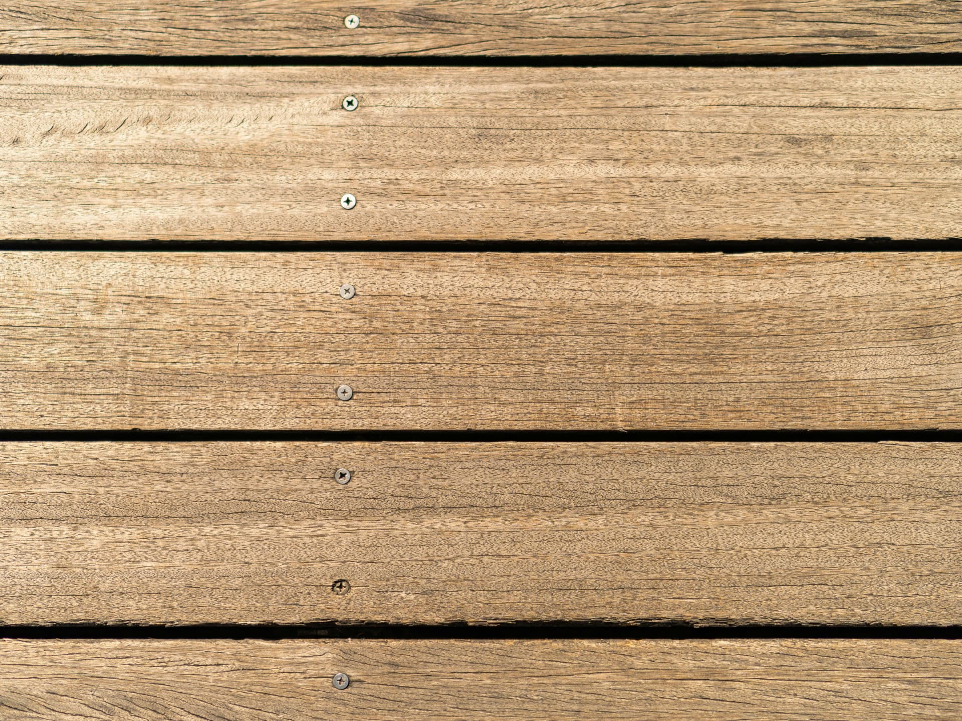 Kleinen Balkon gestalten - Holzboden