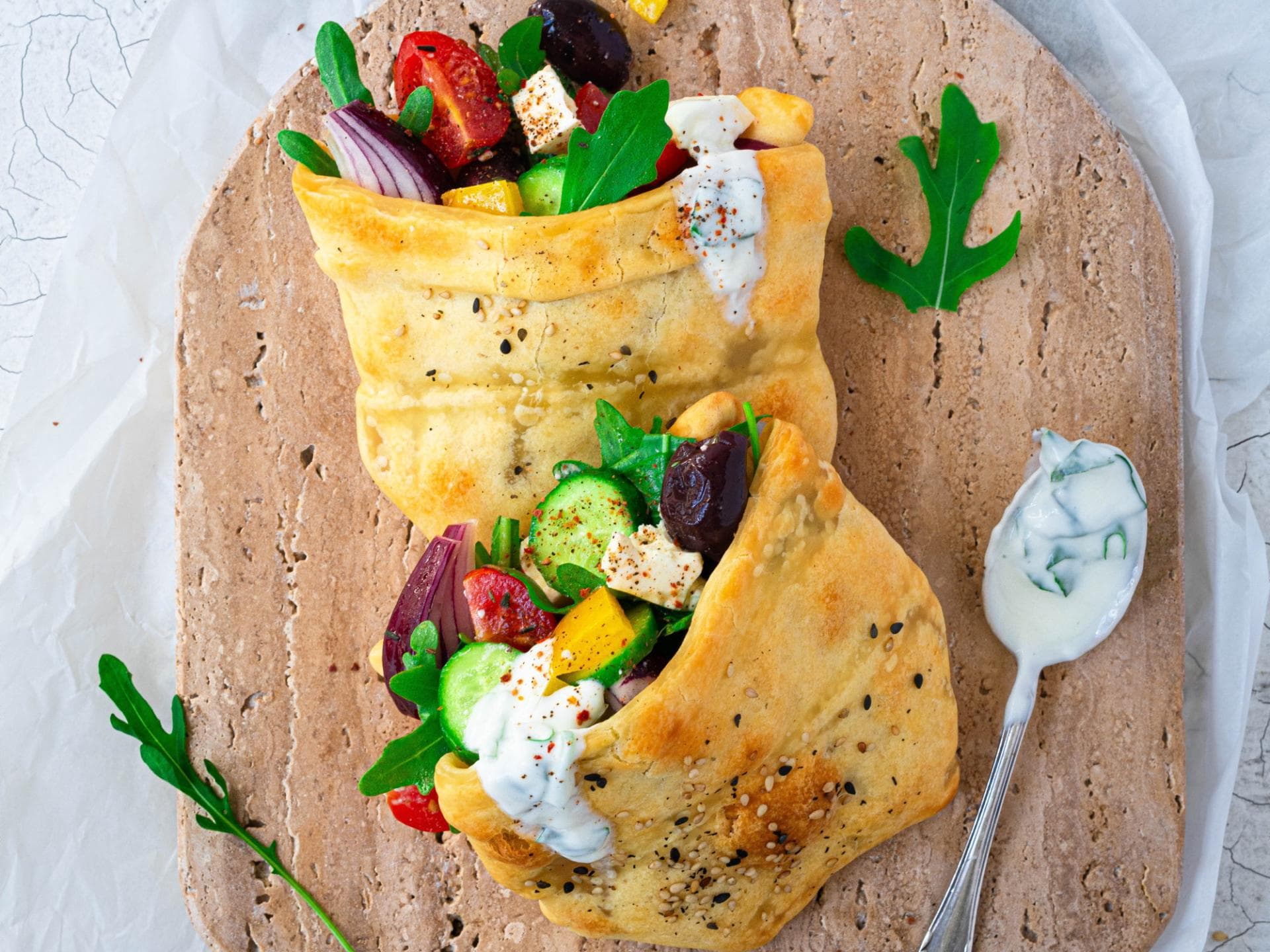 Pitas mit bunter Salatfüllung & Kräutercreme Pitas mit bunter Salatfüllung & Kräutercreme
