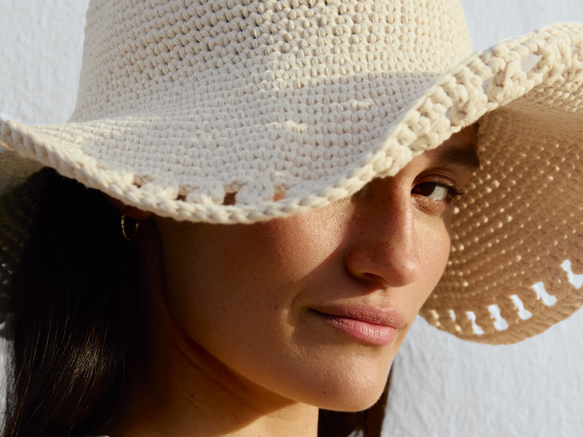 Model mit selbst gehäkeltem Hut von Lana Grossa