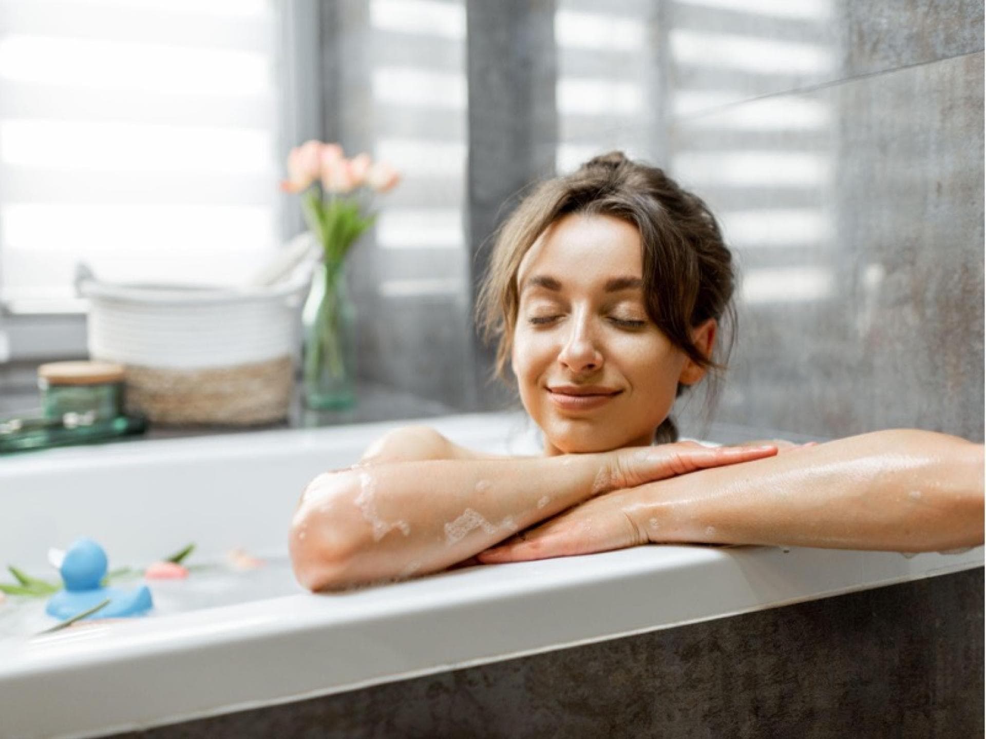 Eine Frau entspannt in der Badewanne
